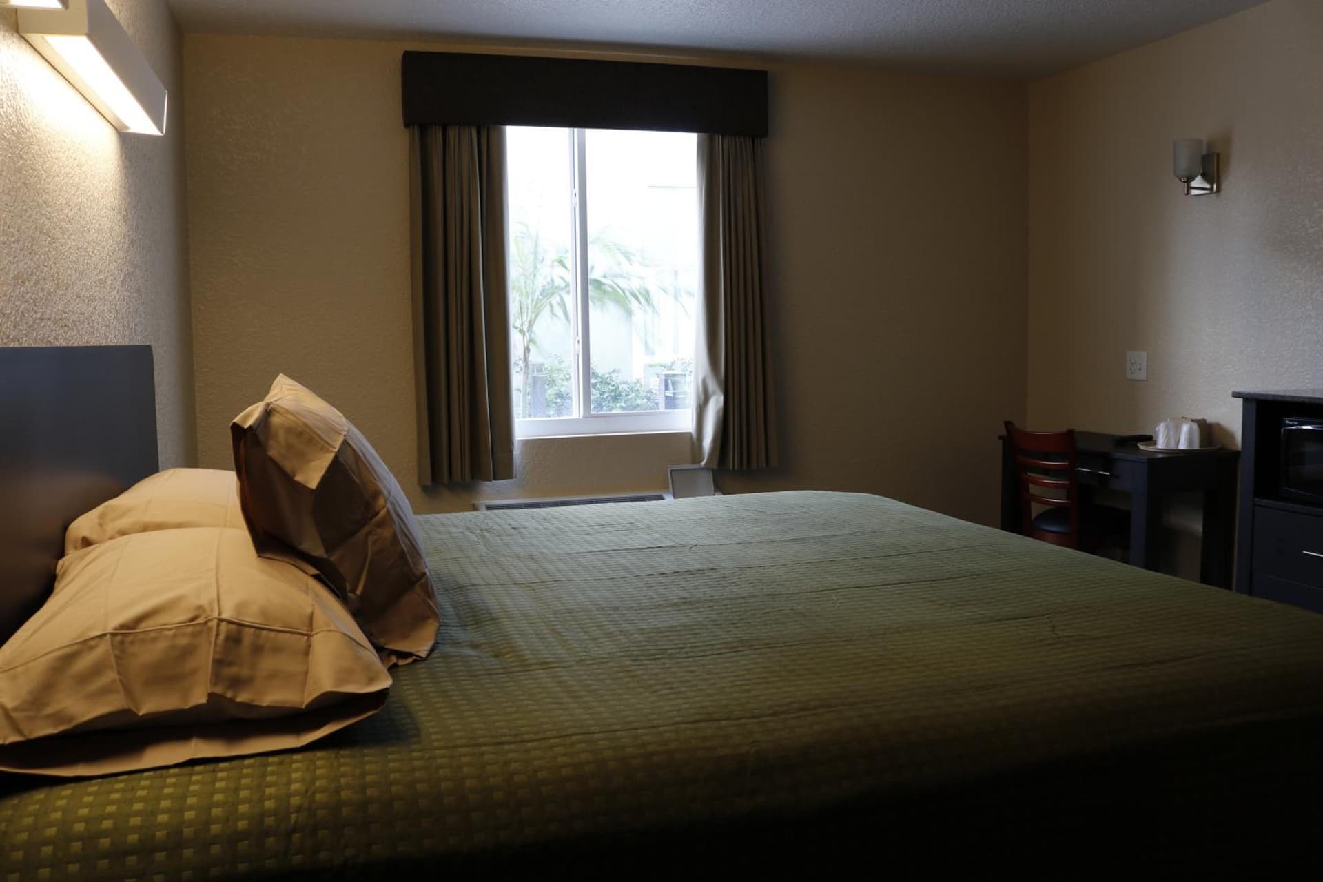 Pioneer Inn interior in West Palm Beach, FL — gallery photo 2