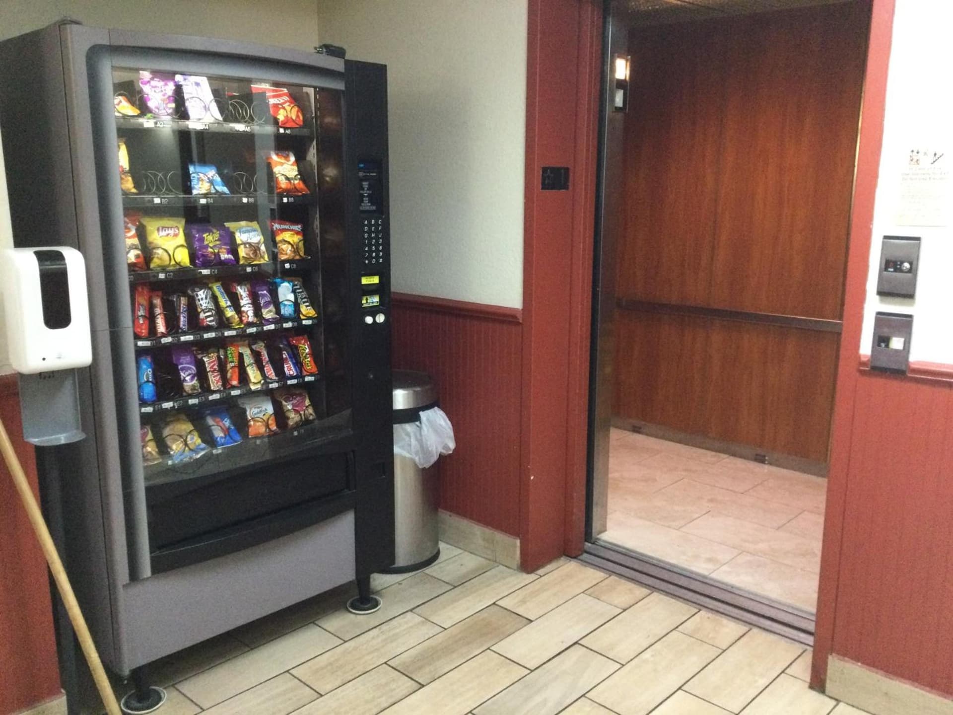 Super 8 by Wyndham Canton/Livonia Area gallery photo in Canton — image 32