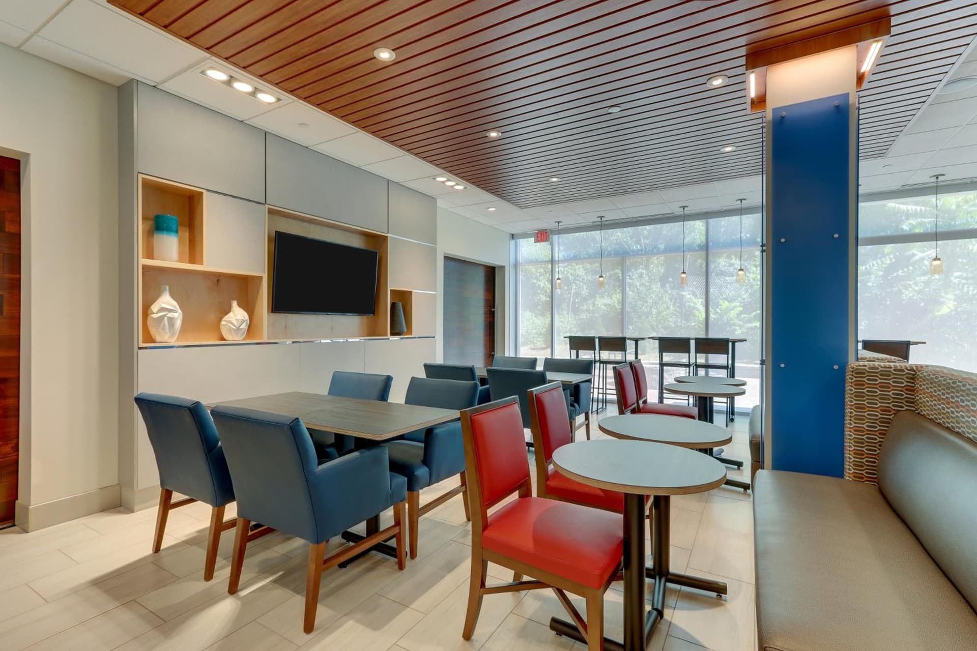 Holiday Inn Express & Suites - Roanoke – Civic Center gallery photo in Roanoke, VA — image 44