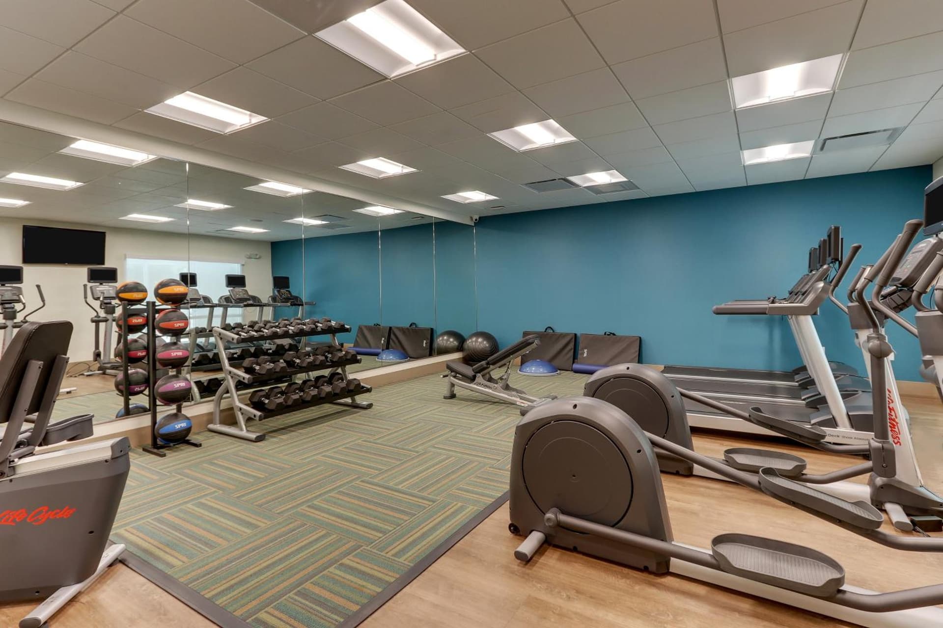 Holiday Inn Express & Suites - Roanoke – Civic Center gallery photo in Roanoke, VA — image 7
