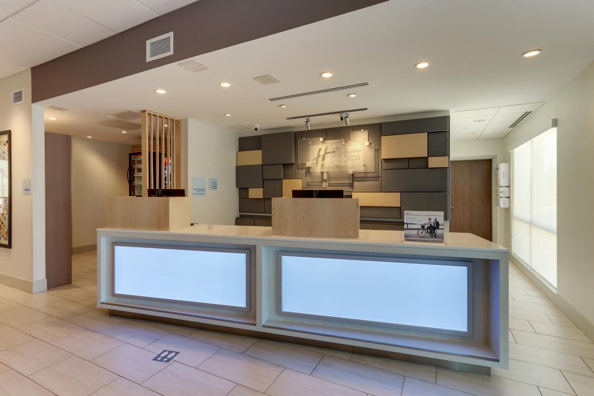 Holiday Inn Express & Suites - Roanoke – Civic Center gallery photo in Roanoke, VA — image 65