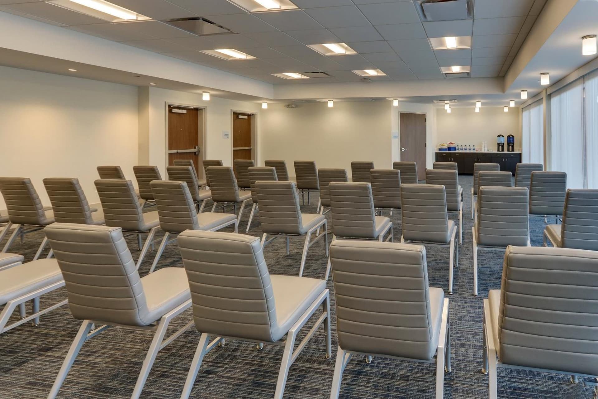 Holiday Inn Express & Suites - Roanoke – Civic Center gallery photo in Roanoke, VA — image 8