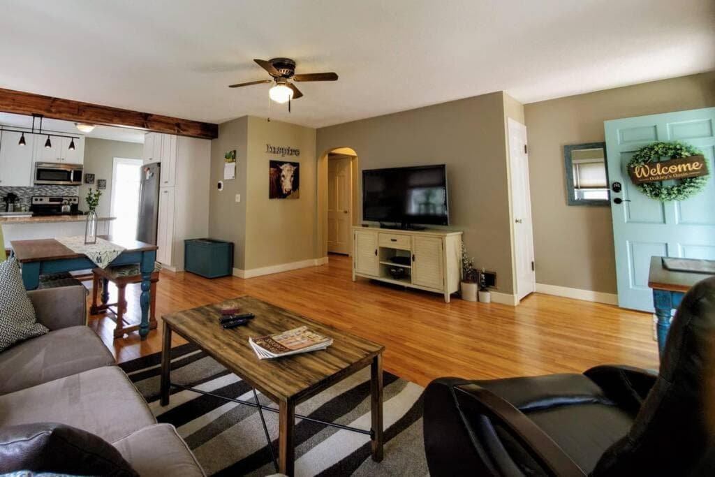 ☆Oakley's Oasis: A Dharma Dwellings Designed Home☆ interior in Rochester, MN — gallery photo 2