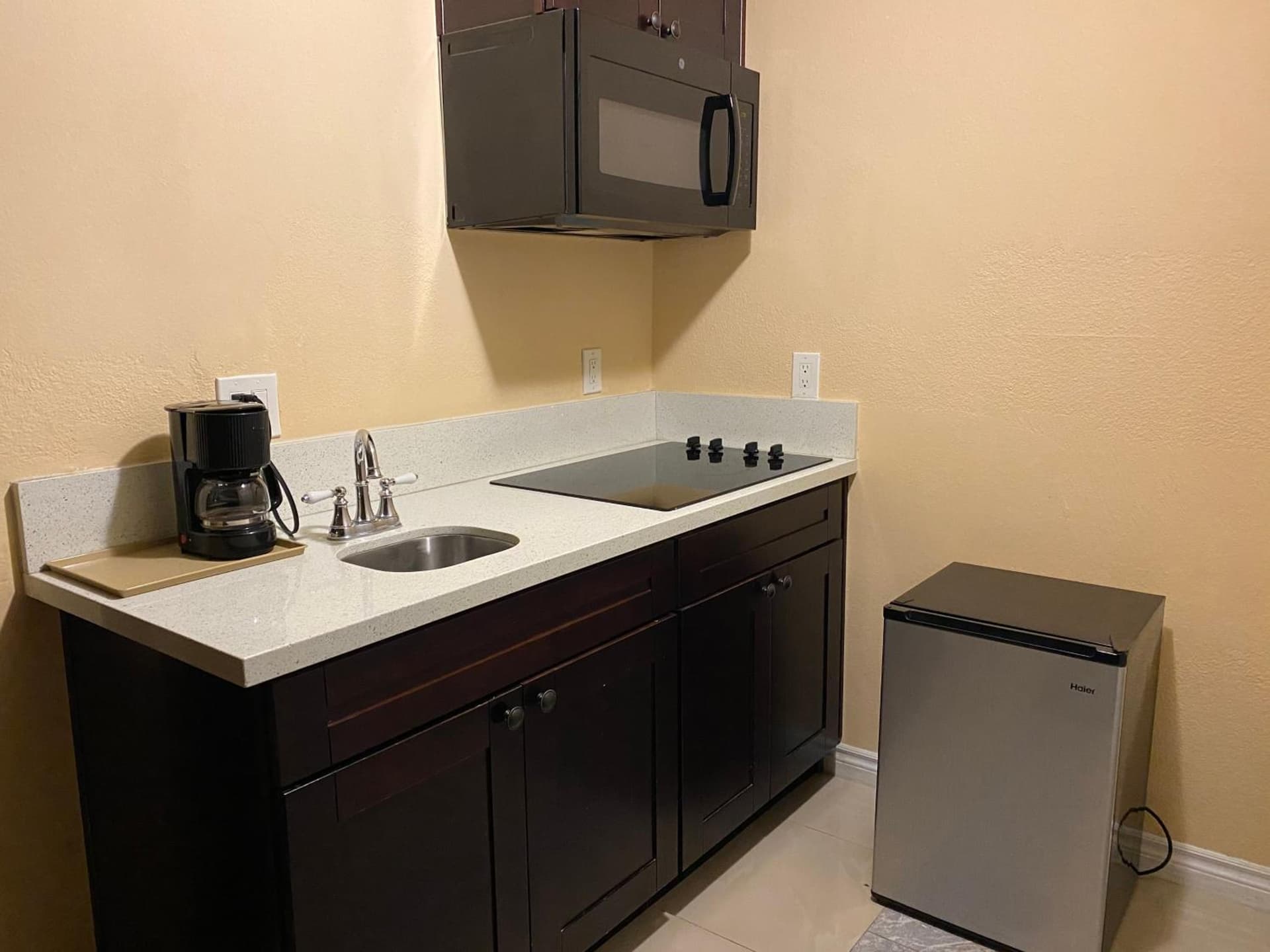 The Lemon Tree Hotel interior in Anaheim, CA — gallery photo 2