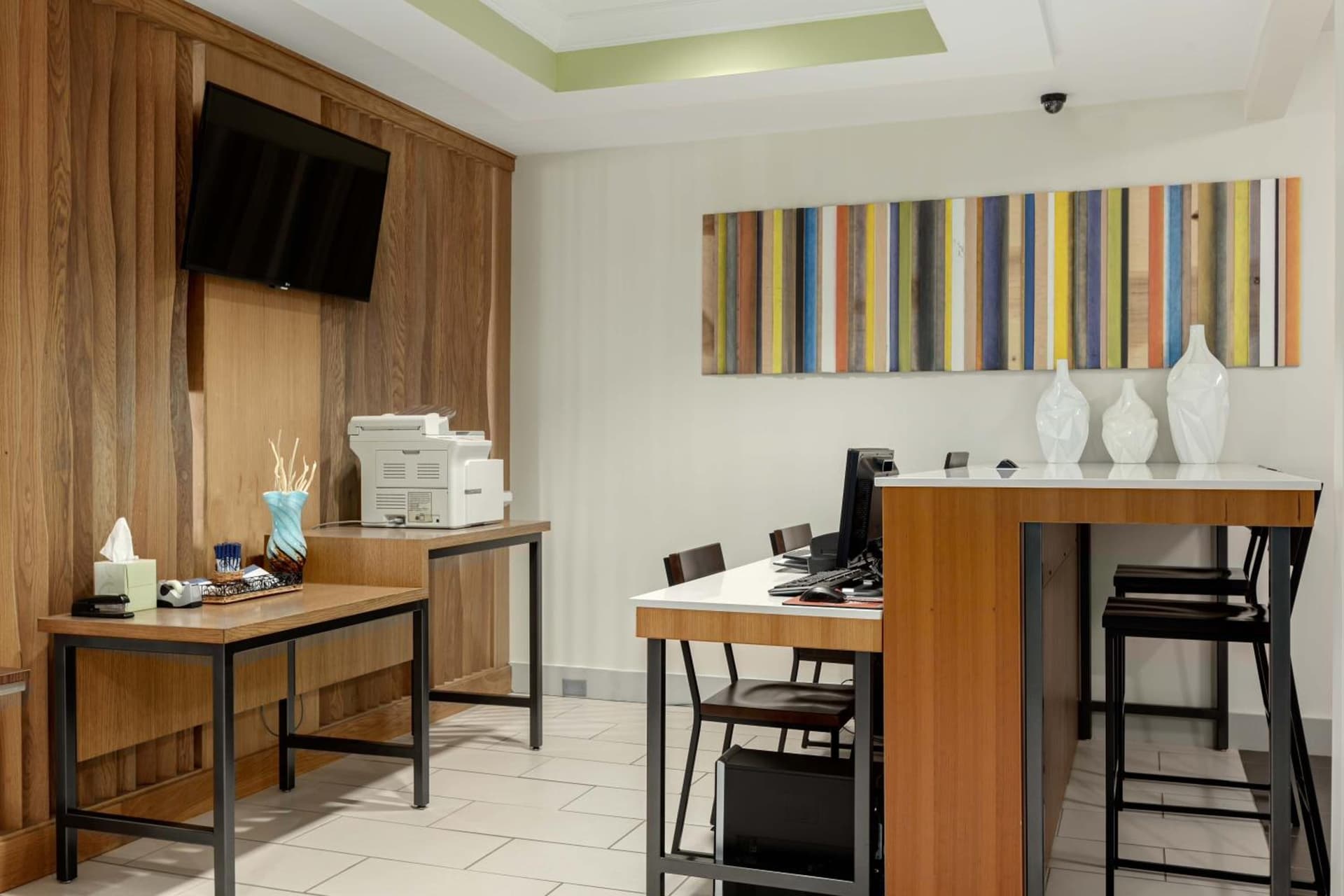 Holiday Inn Express Hotel & Suites Binghamton University-Vestal by IHG interior in Vestal — gallery photo 2