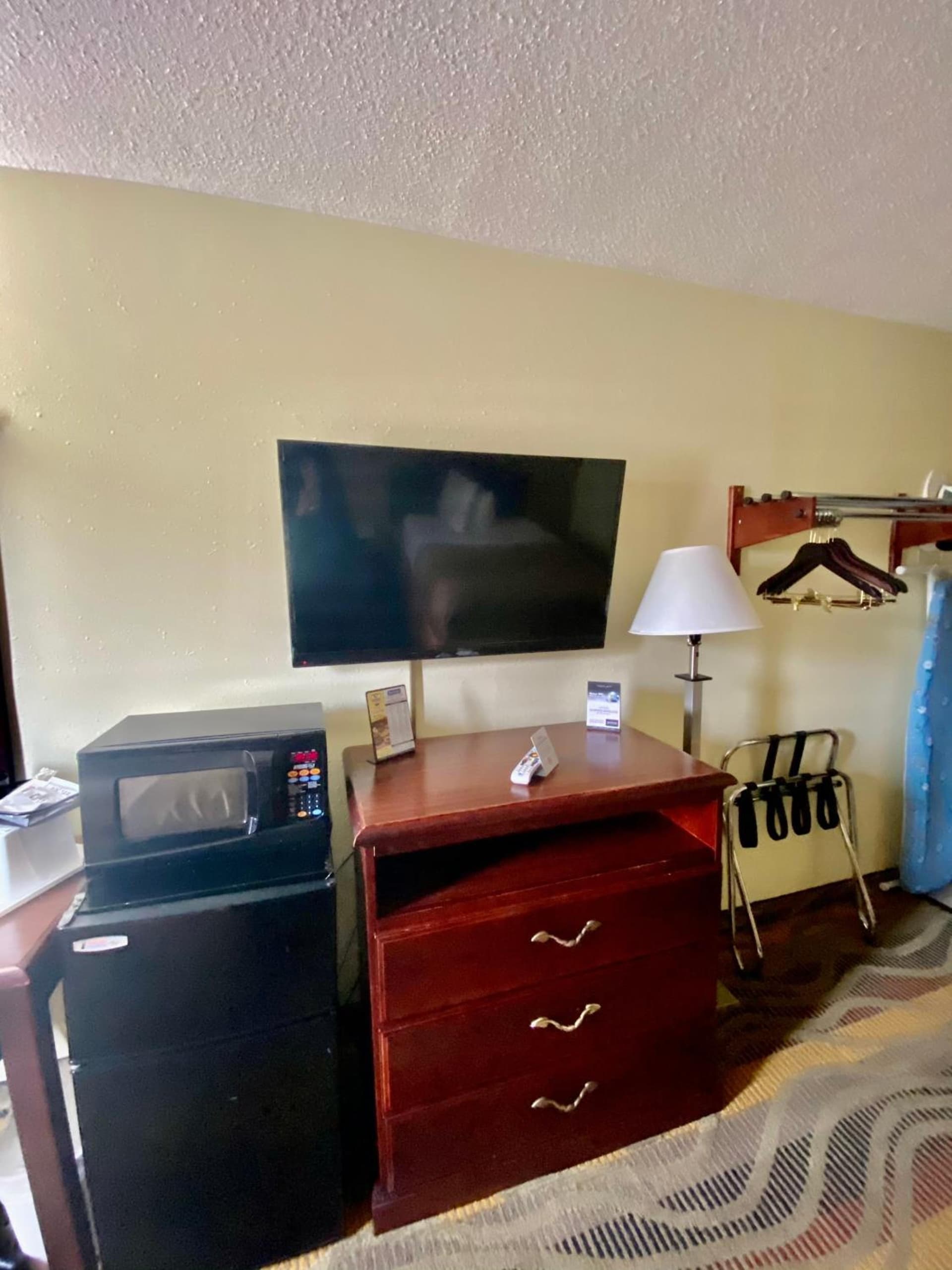 Travelodge by Wyndham La Porte/Michigan City Area gallery photo in LaPorte, IN — image 42