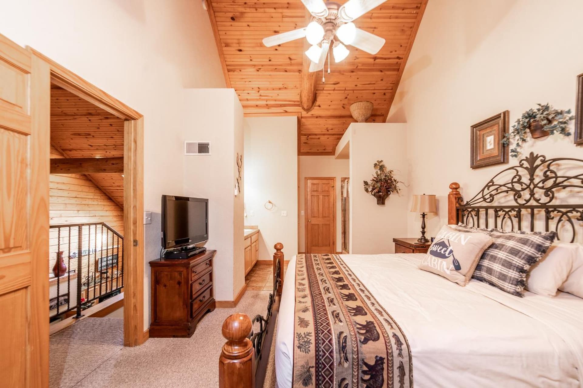 Cabins at Grand Mountain interior in Branson, MO — gallery photo 2