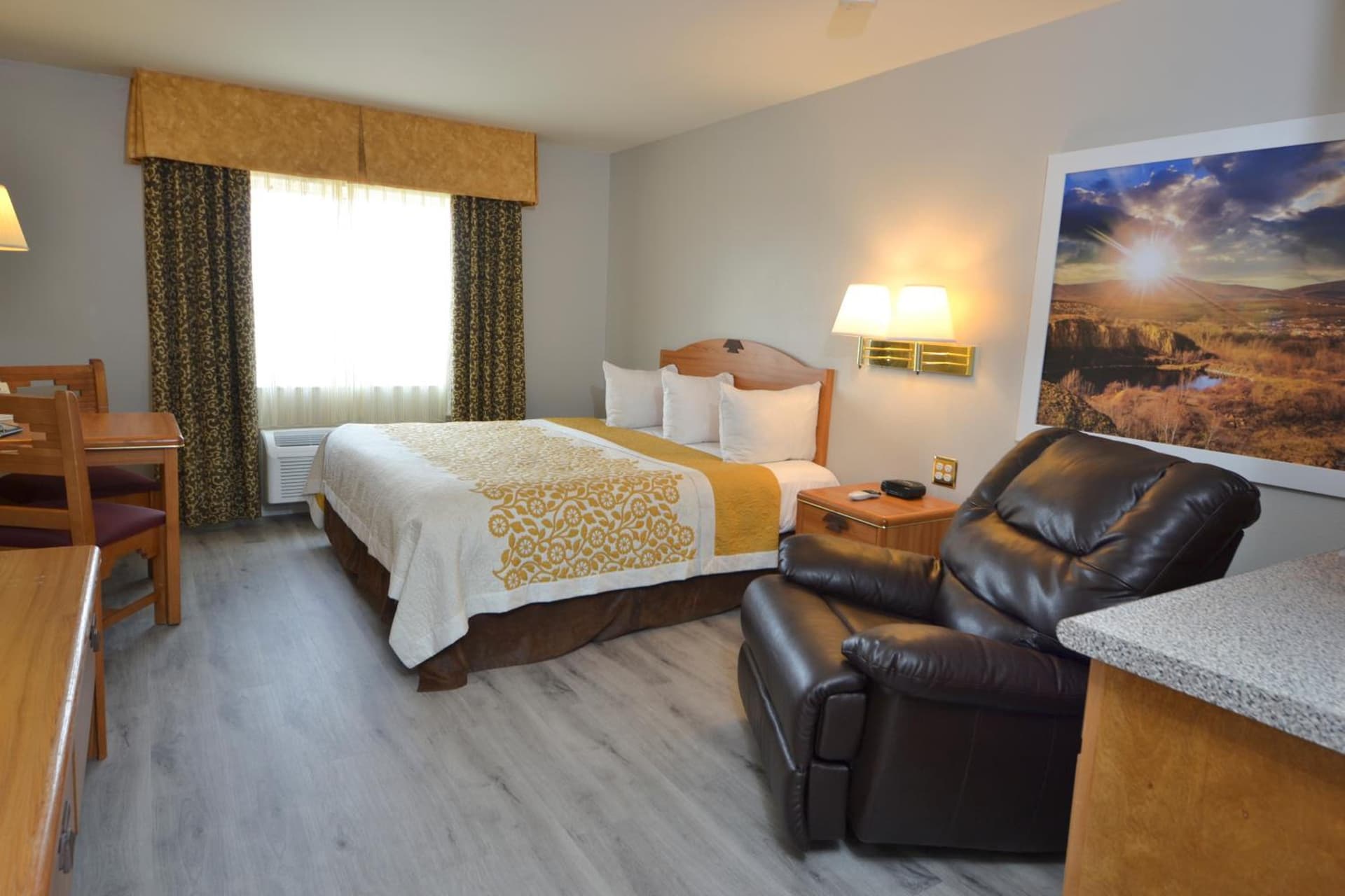 Days Inn & Suites by Wyndham Airport Albuquerque interior in Albuquerque, NM — gallery photo 2