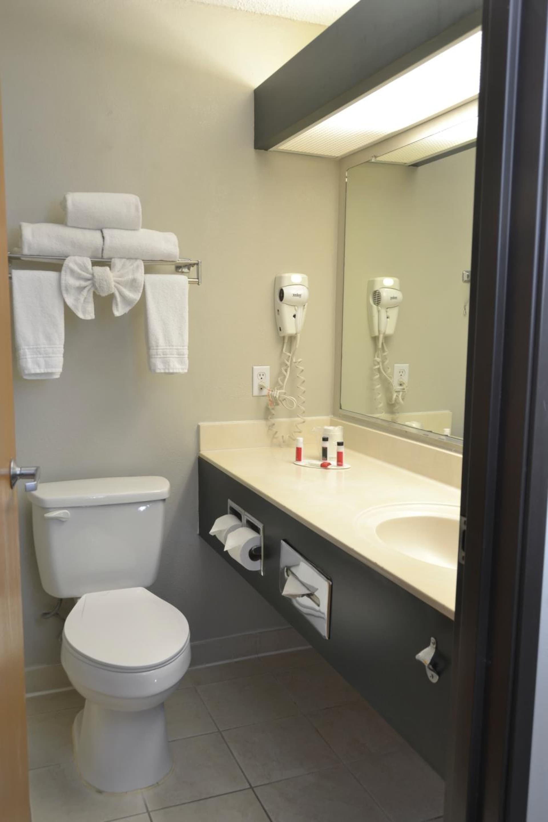 Days Inn & Suites by Wyndham Airport Albuquerque gallery photo in Albuquerque, NM — image 18
