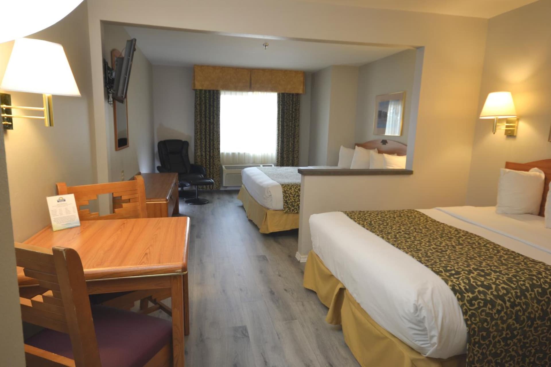 Days Inn & Suites by Wyndham Airport Albuquerque gallery photo in Albuquerque, NM — image 4