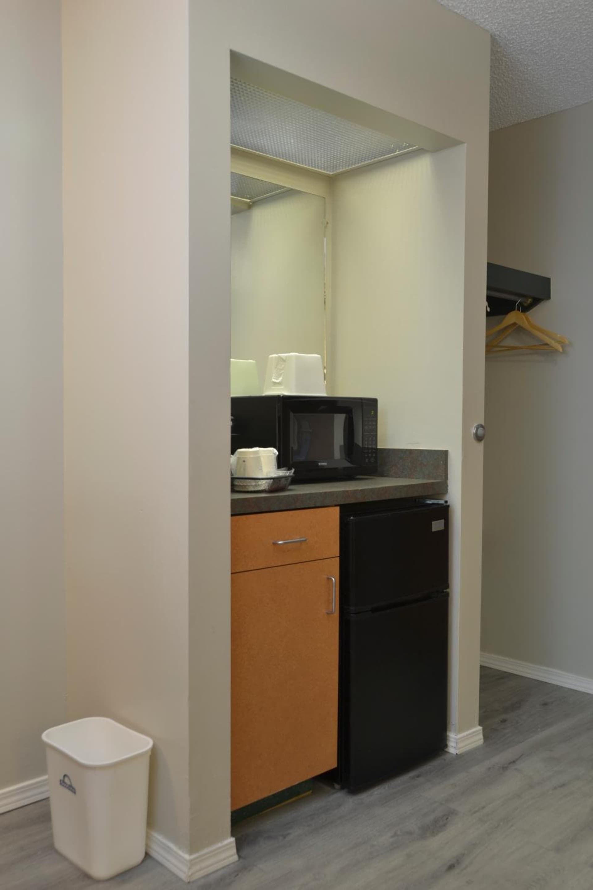 Days Inn & Suites by Wyndham Airport Albuquerque gallery photo in Albuquerque, NM — image 10