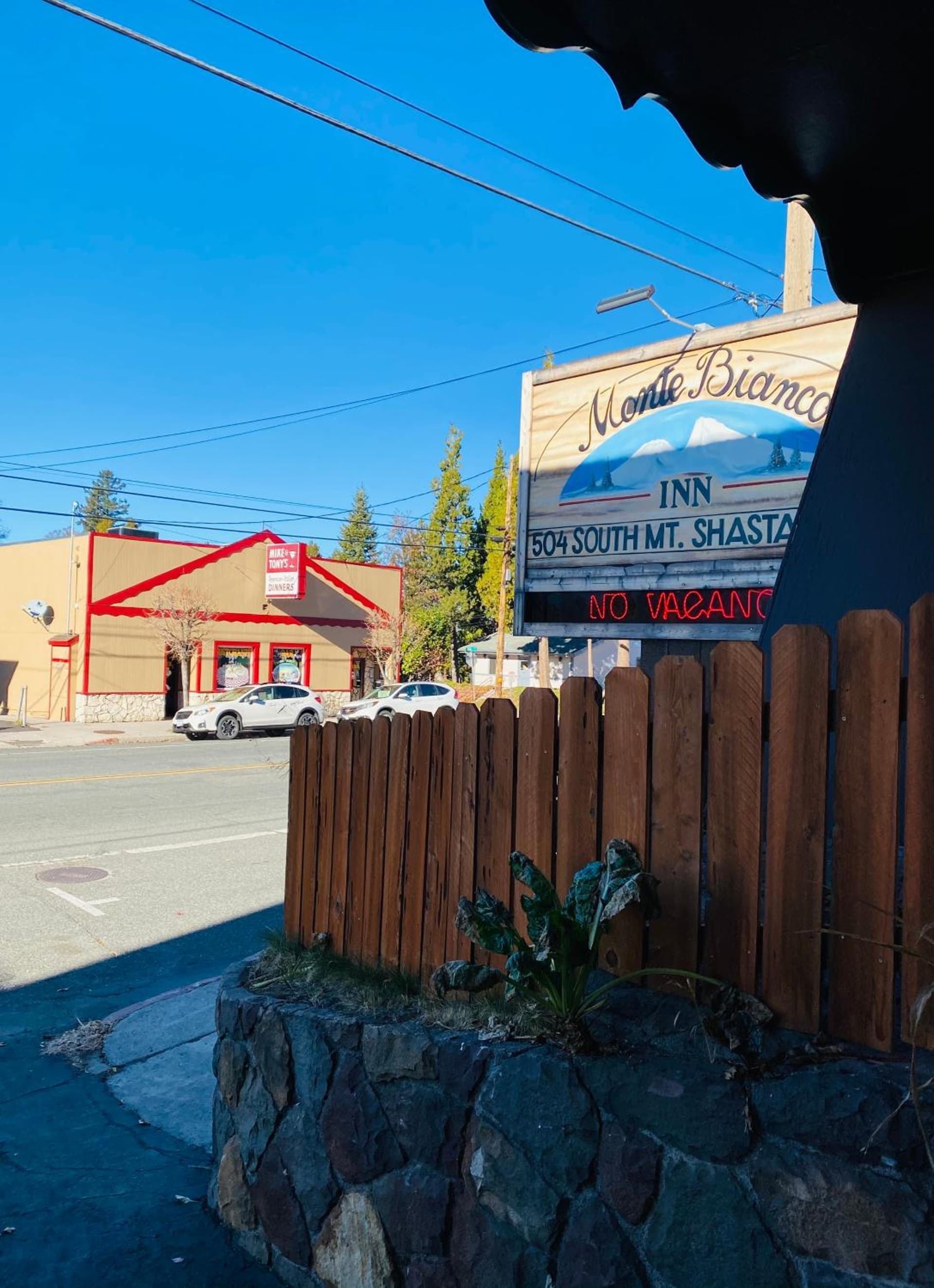 Monte Bianco Inn interior in Mount Shasta, CA — gallery photo 2
