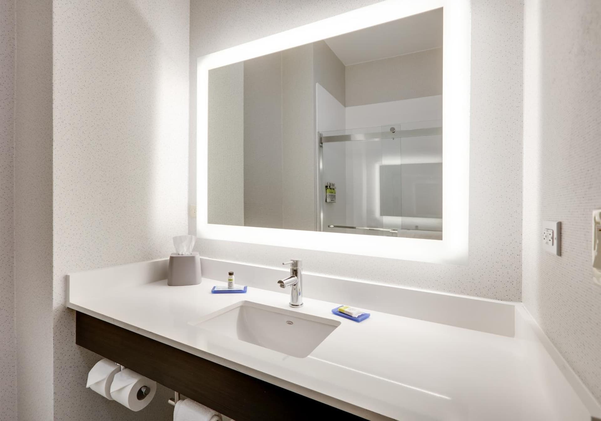 Holiday Inn Express Hotel & Suites Cleburne by IHG interior in Cleburne, TX — gallery photo 2
