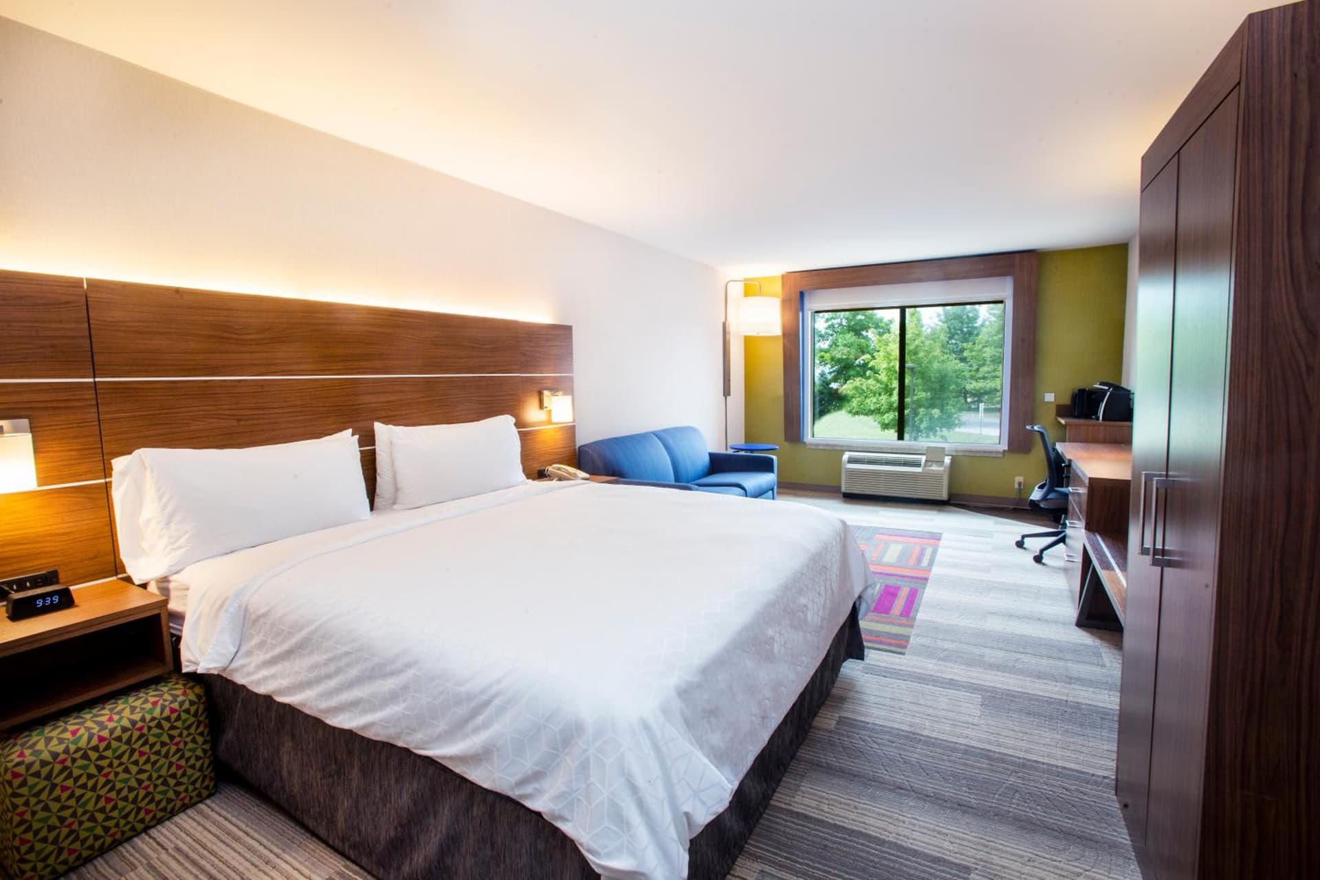 Holiday Inn Express & Suites Bethlehem Airport-Allentown Area interior in Bethlehem, PA — gallery photo 2