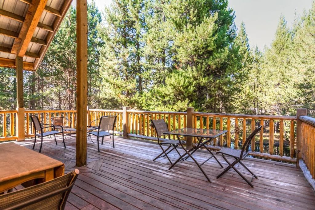 DiamondStone Guest Lodges interior in La Pine, OR — gallery photo 2