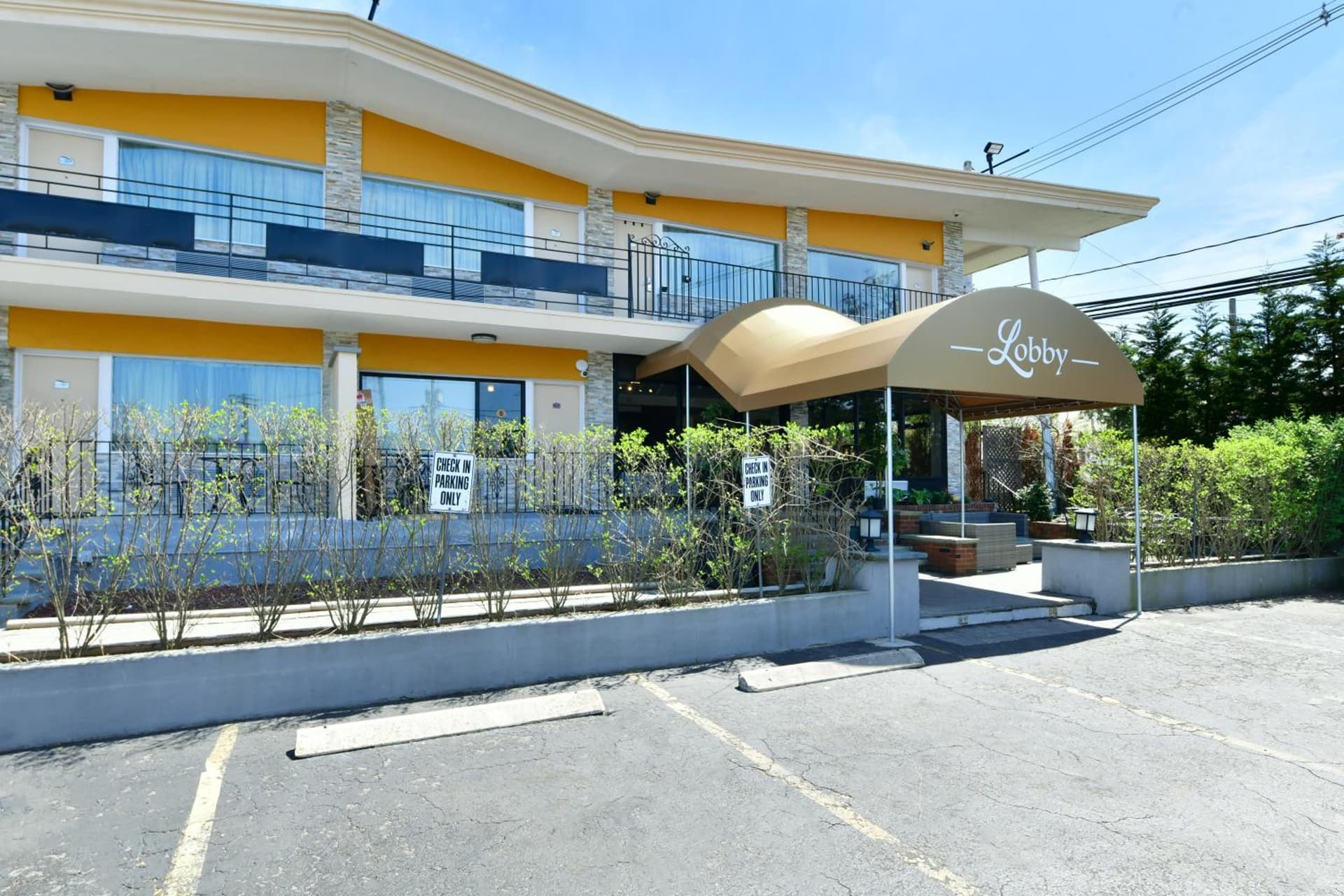The Freeport Inn and Marina interior in Freeport, NY — gallery photo 2