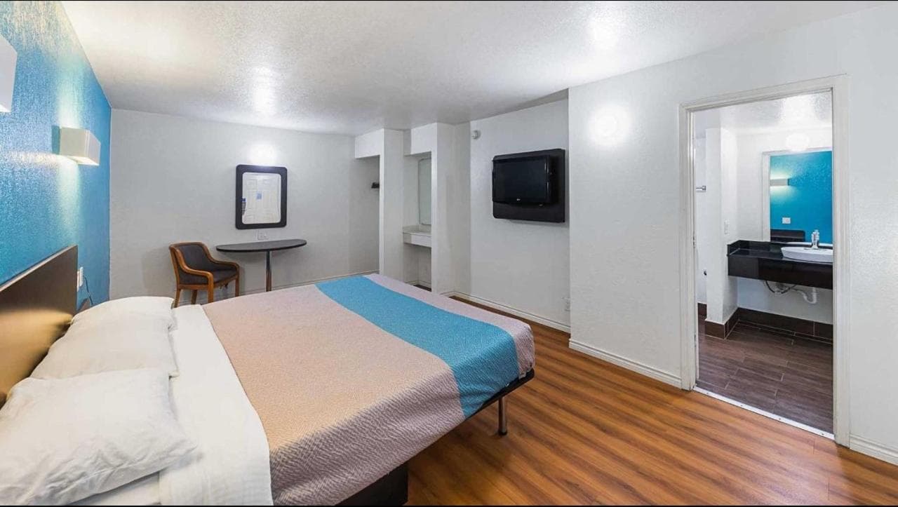 Motel 6-Grand Prairie, TX - Interstate 30 interior in Grand Prairie, TX — gallery photo 2