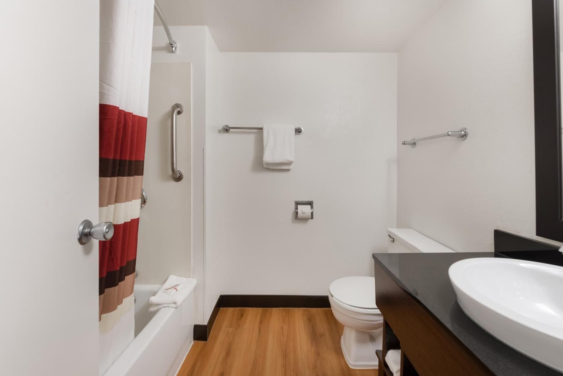 Red Roof Inn PLUS+ Columbus - Worthington interior in Columbus, OH — gallery photo 2