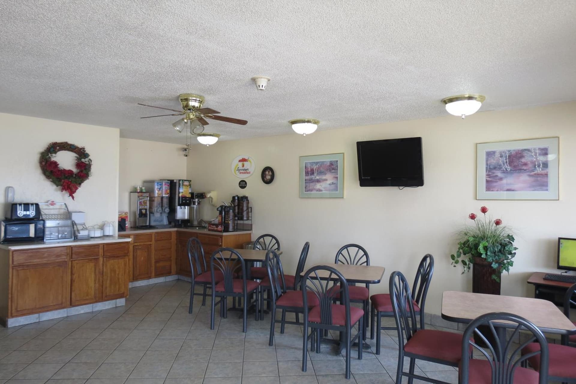 Super 8 by Wyndham Evansville East gallery photo in Evansville, IN — image 11