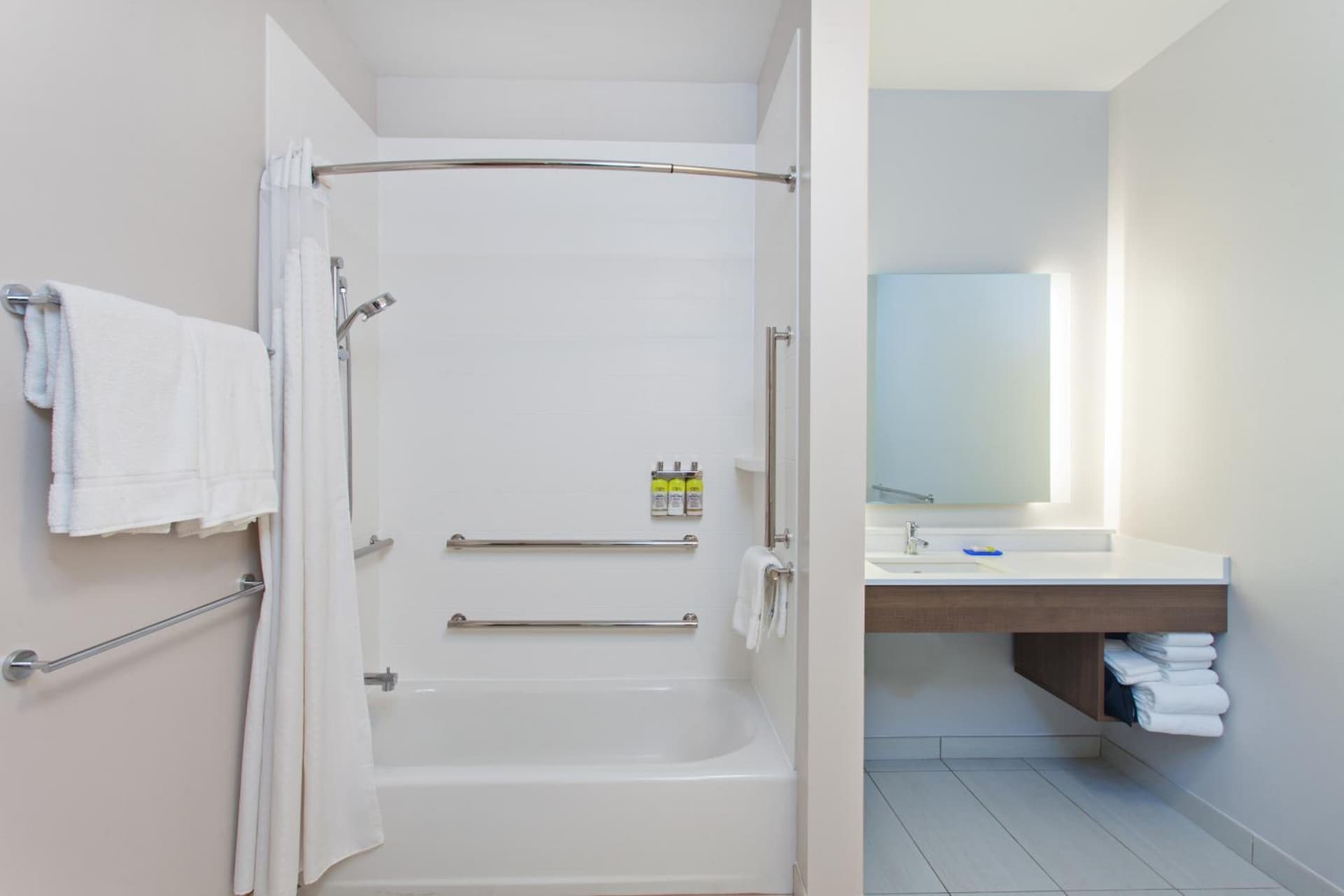Holiday Inn Express & Suites - Moses Lake by IHG property views in Moses Lake, WA — gallery photo 3