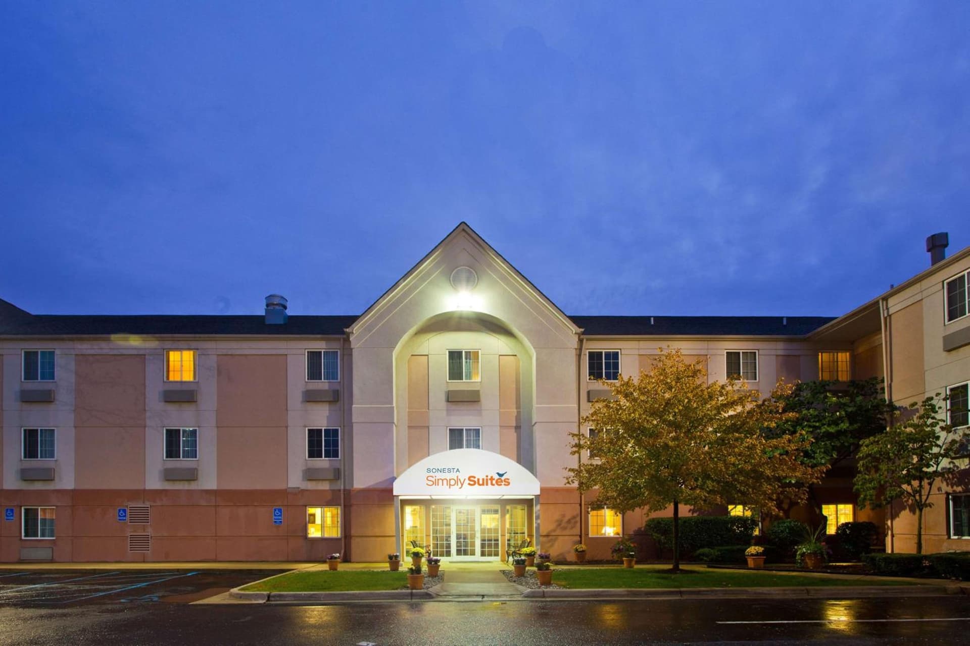 Sonesta Simply Suites Detroit Warren featured exterior or lobby in Warren, MI — similar hotel