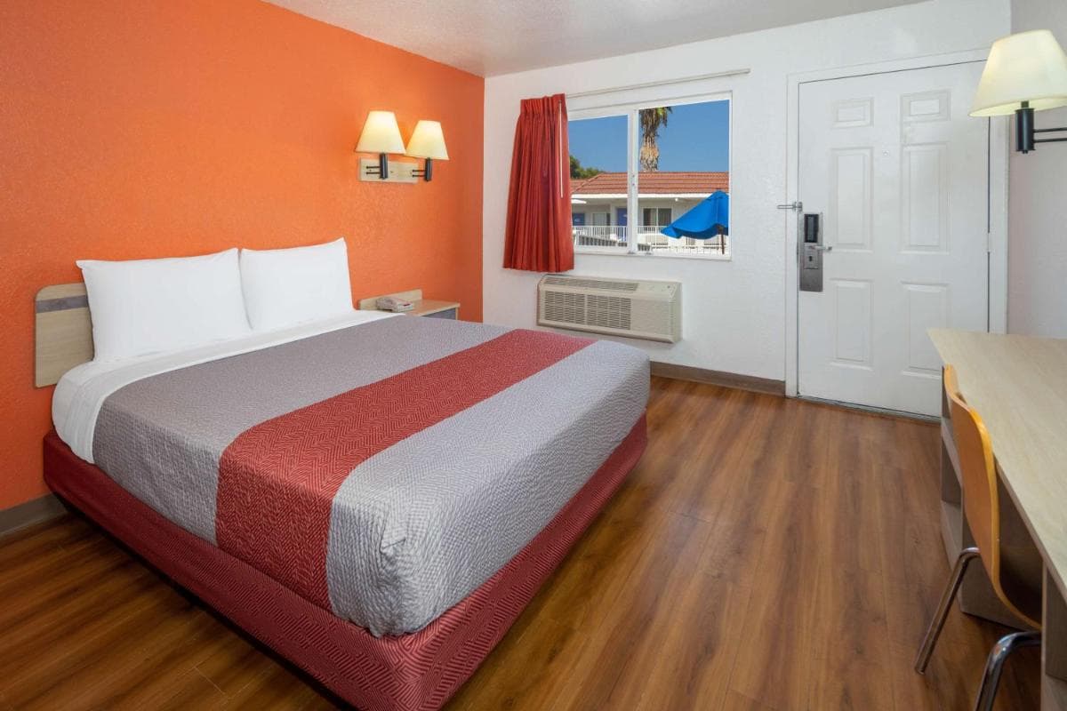 Motel 6-Sepulveda, CA - Los Angeles - Van Nuys - North Hills property views in North Hills, CA — gallery photo 3