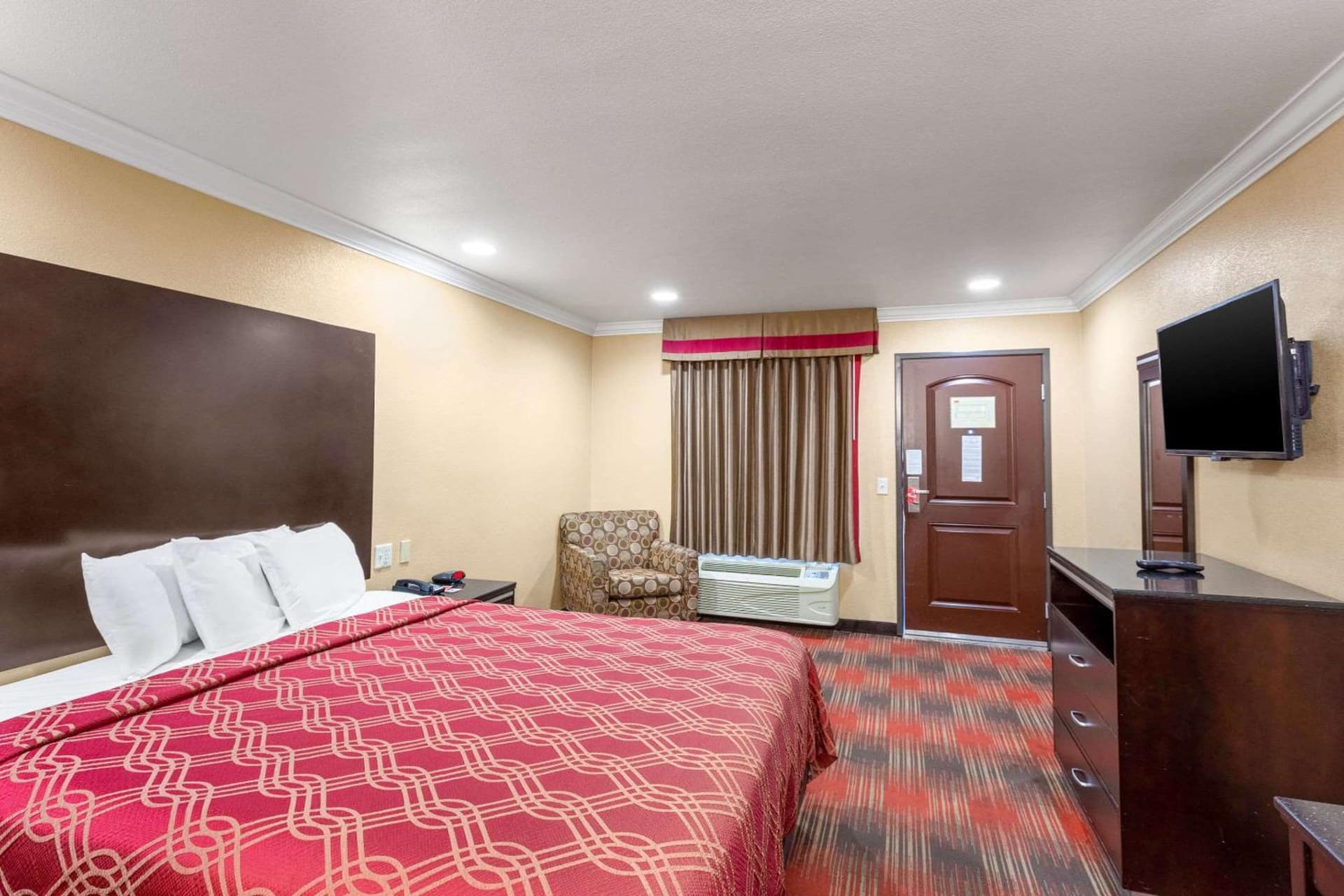 Econo Lodge Inn & Suites Escondido Downtown property views in Escondido, CA — gallery photo 3