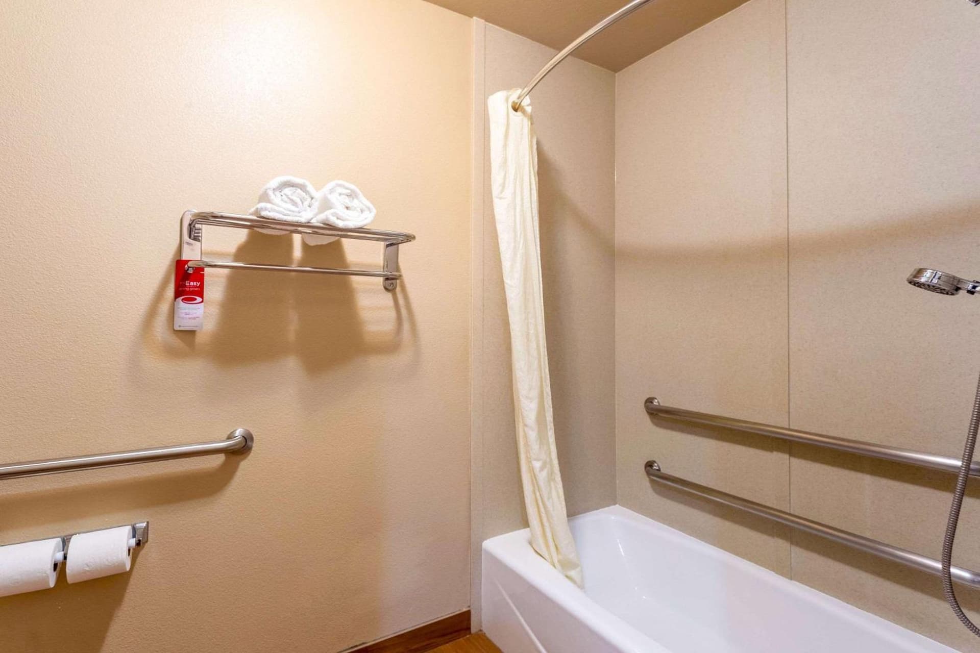 Econo Lodge Inn & Suites Escondido Downtown gallery photo in Escondido, CA — image 9