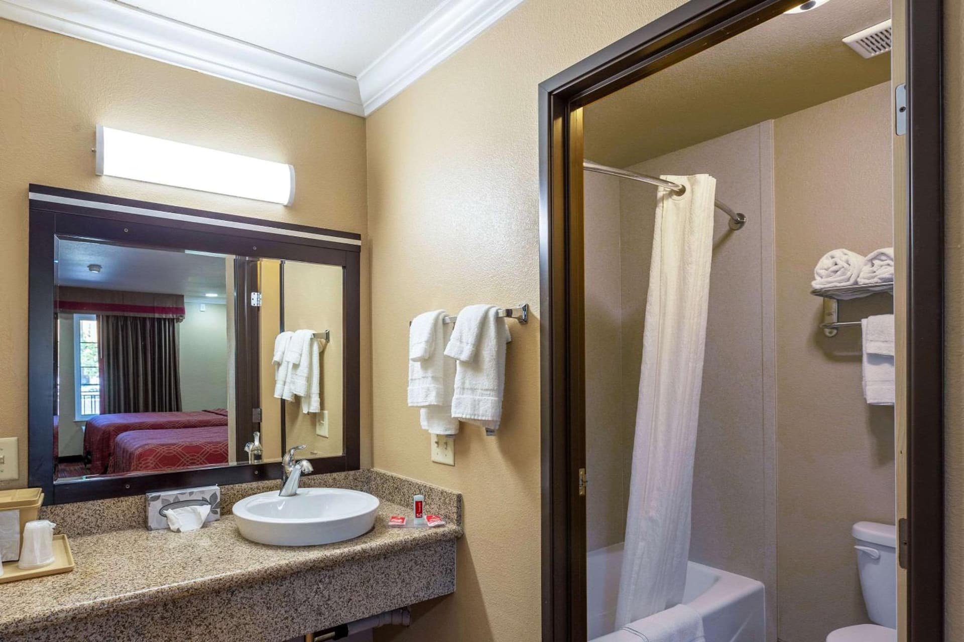 Econo Lodge Inn & Suites Escondido Downtown gallery photo in Escondido, CA — image 23