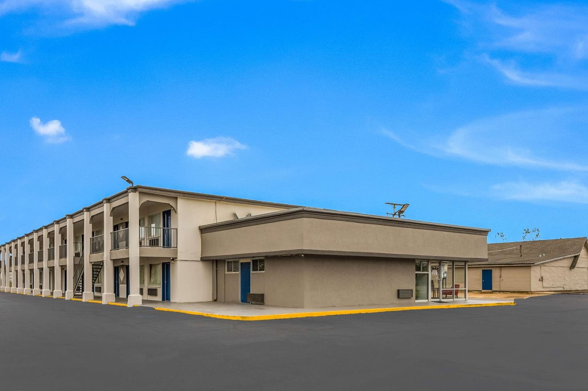 Motel 6-Tupelo, MS - Downtown property views in Tupelo, MS — gallery photo 3