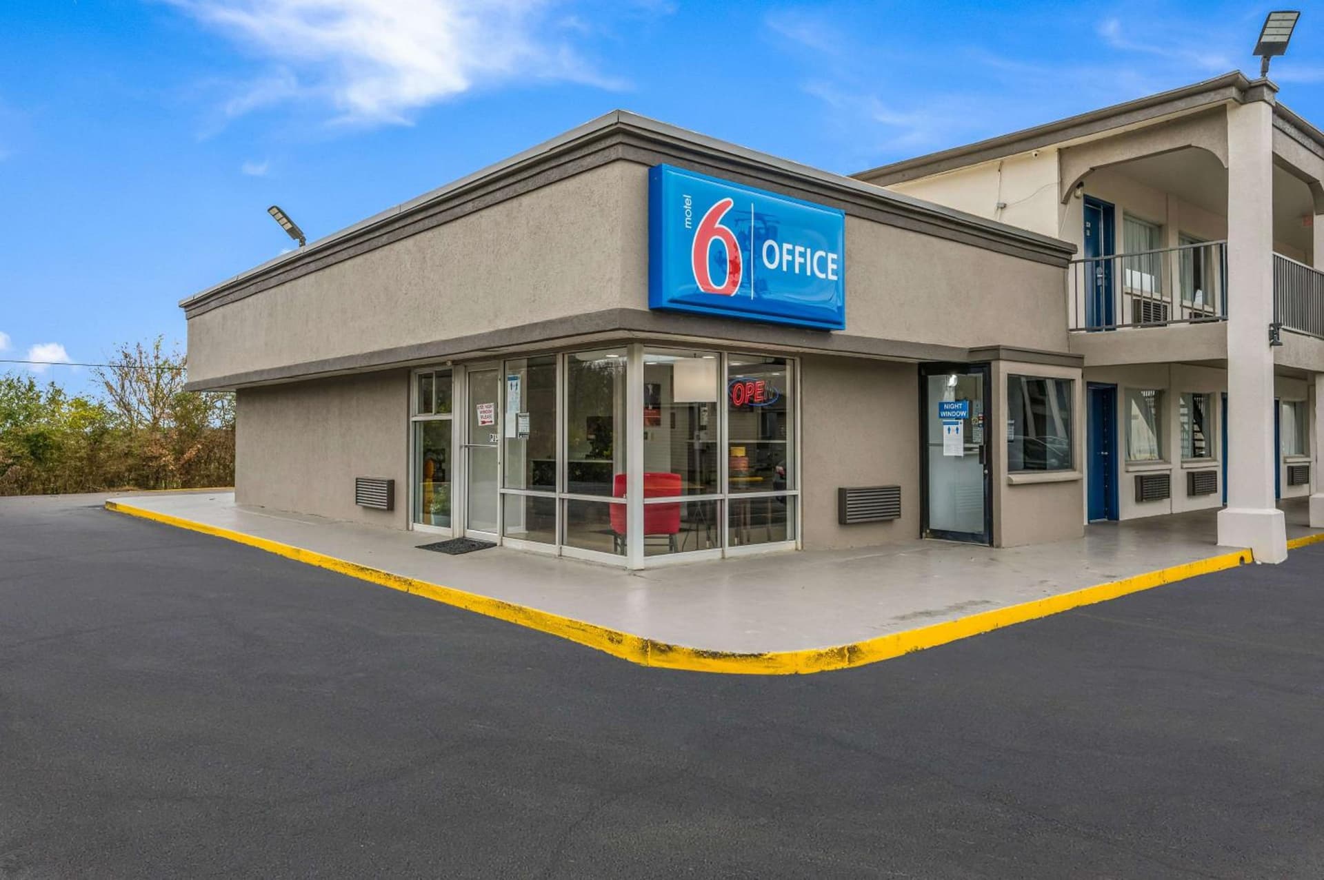 Motel 6-Tupelo, MS - Downtown interior in Tupelo, MS — gallery photo 2