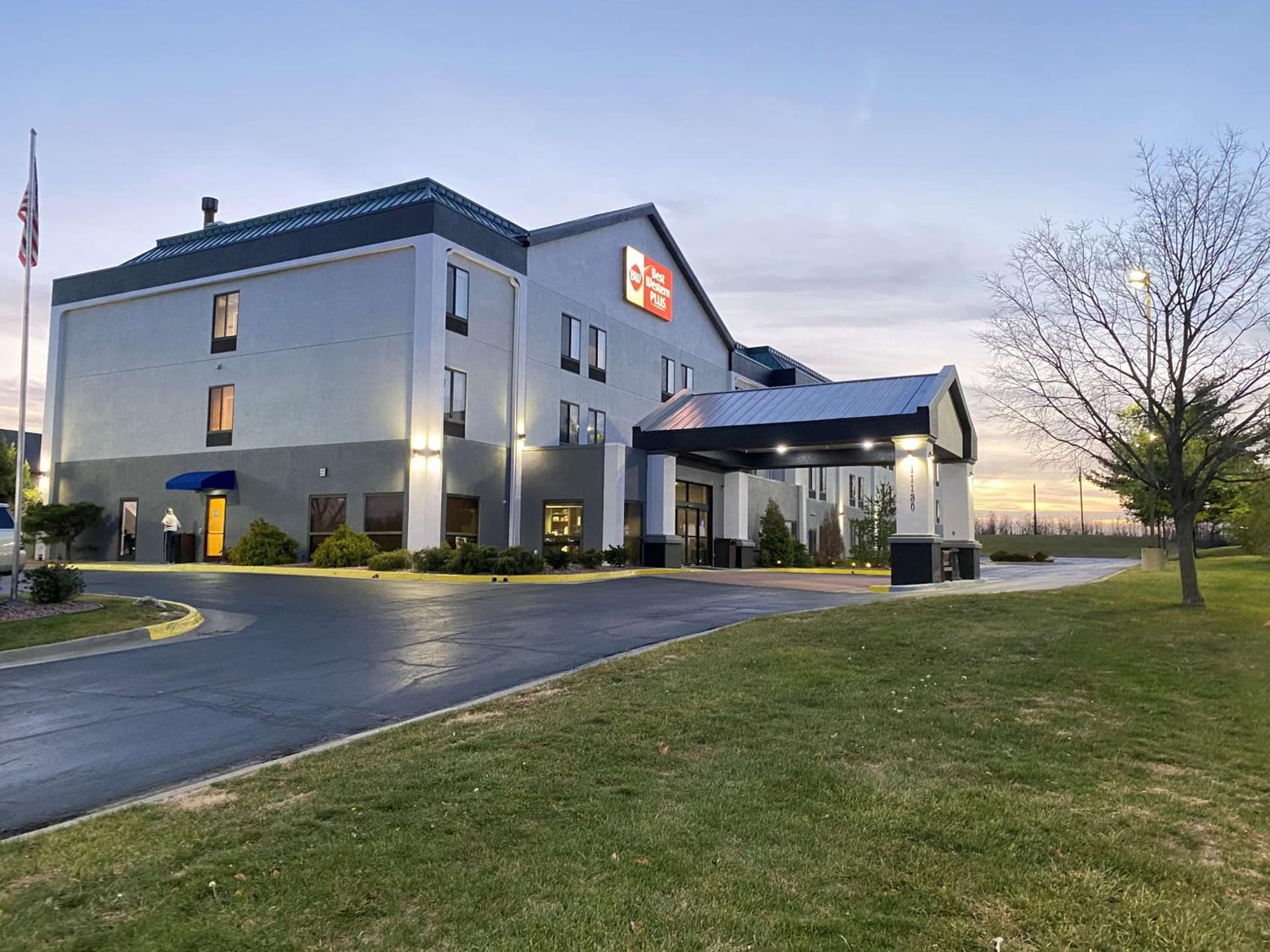 Best Western Plus Kansas City Airport - KCI East interior in Kansas City, KS — gallery photo 2