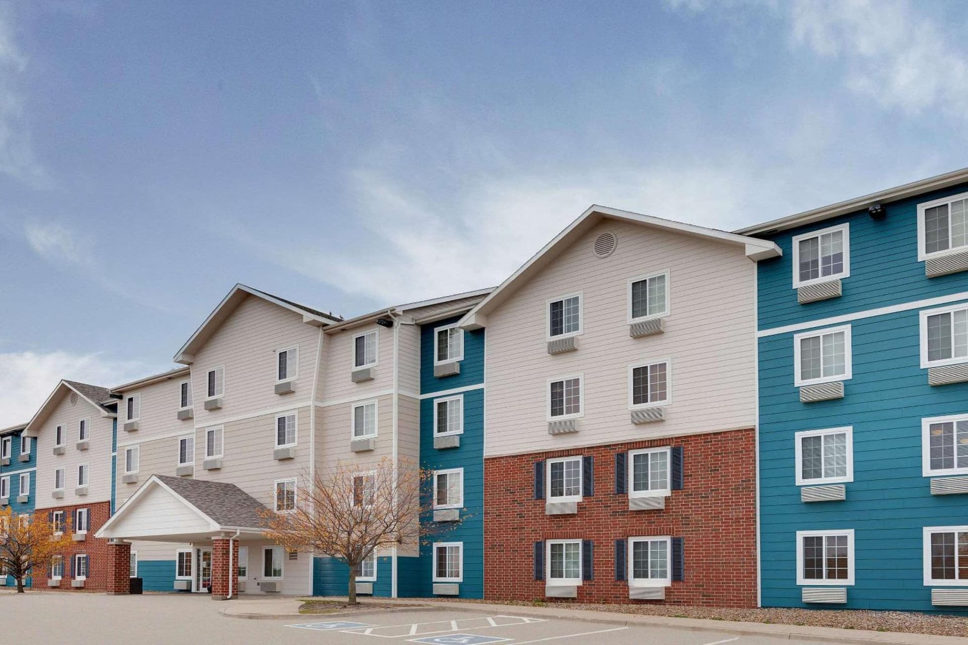 WoodSpring Suites Ankeny Des Moines featured exterior or lobby in Ankeny, IA — similar hotel