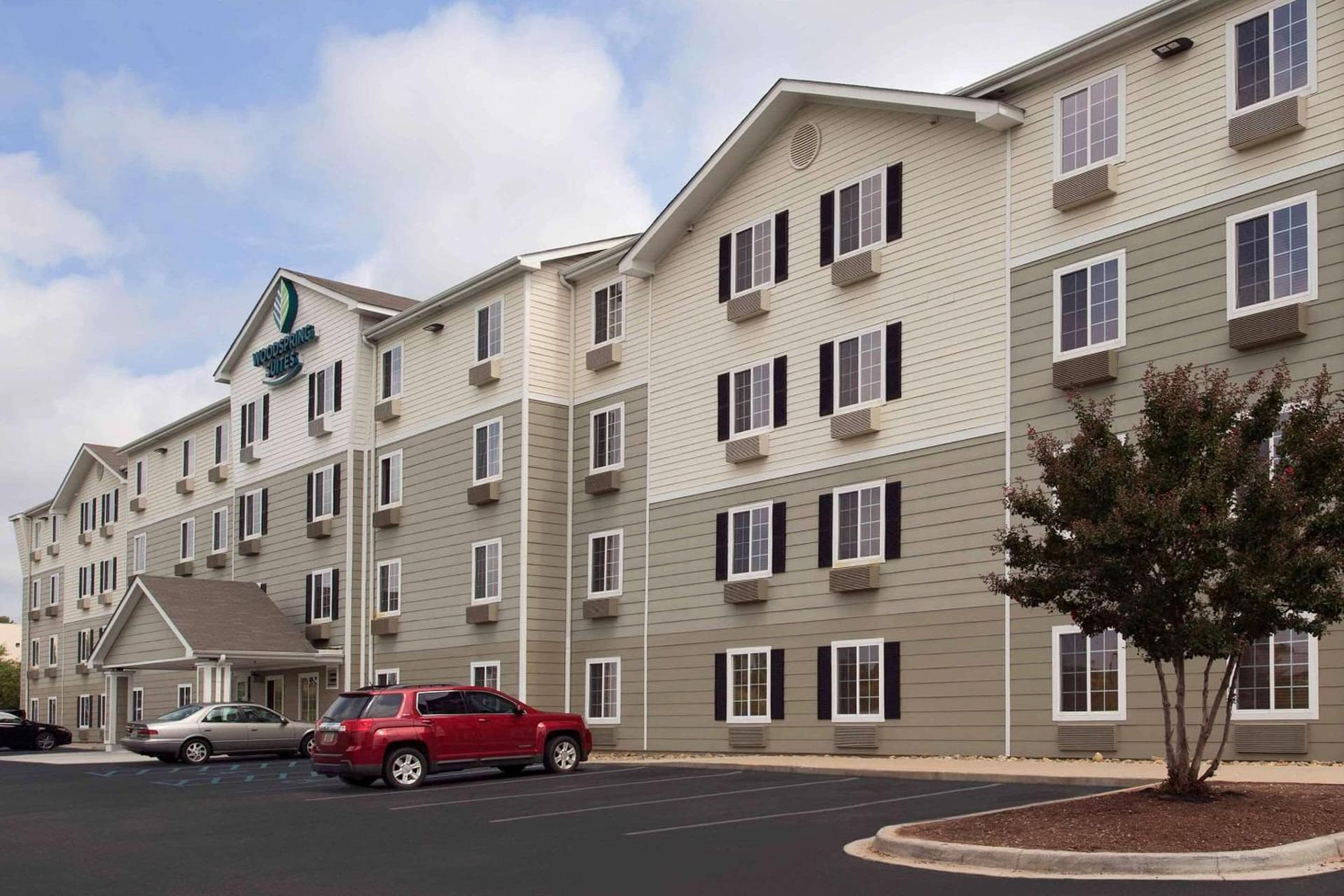 WoodSpring Suites Greenville Central I-85 interior in Greenville, SC — gallery photo 2