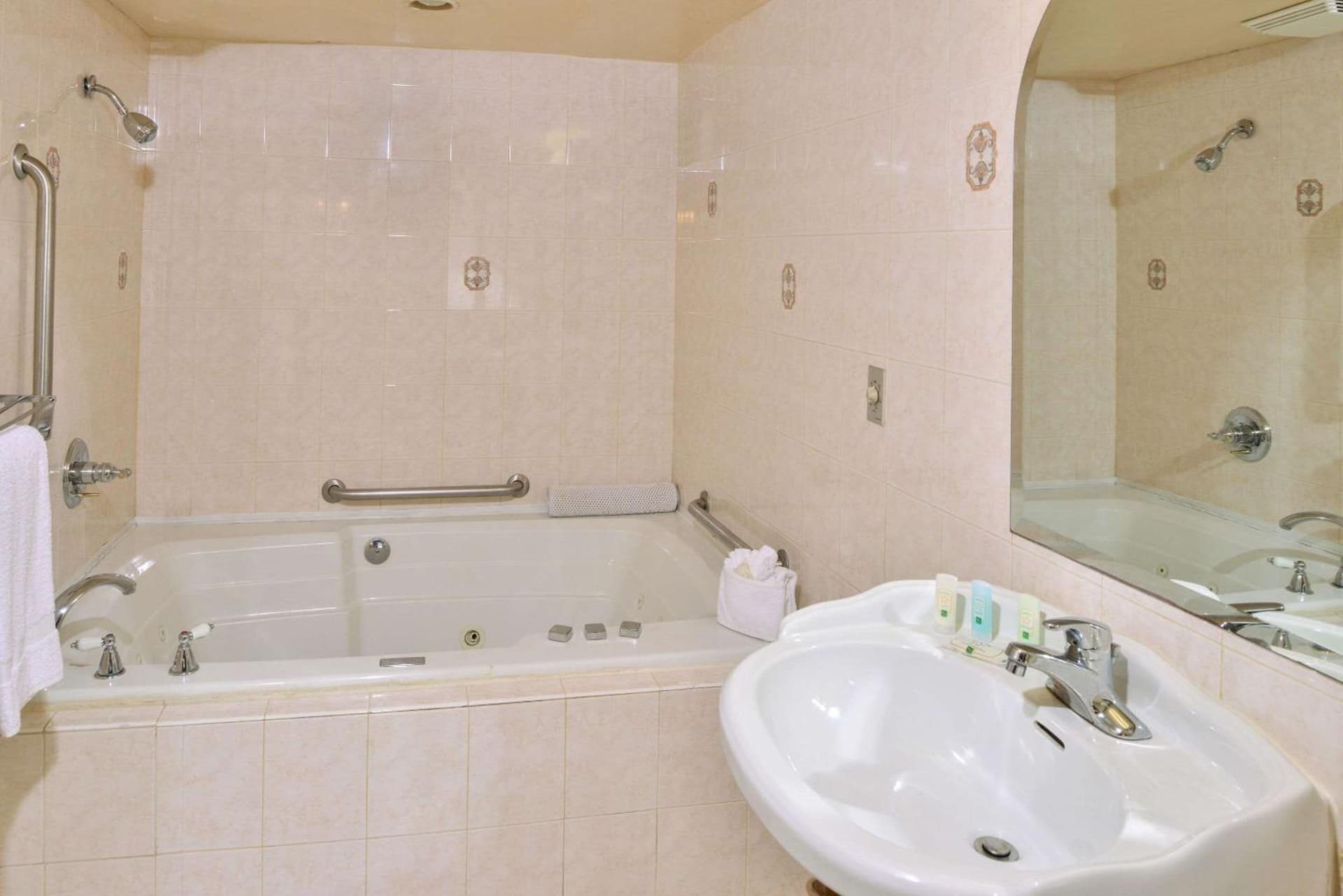 Quality Inn & Suites Walnut - City of Industry interior in Walnut, CA — gallery photo 2