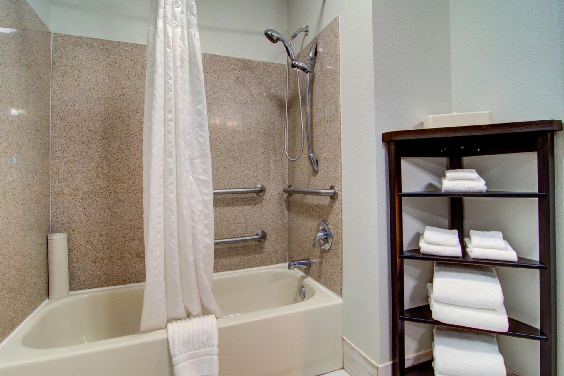 Comfort Suites Newport News Airport gallery photo in Newport News, VA — image 51