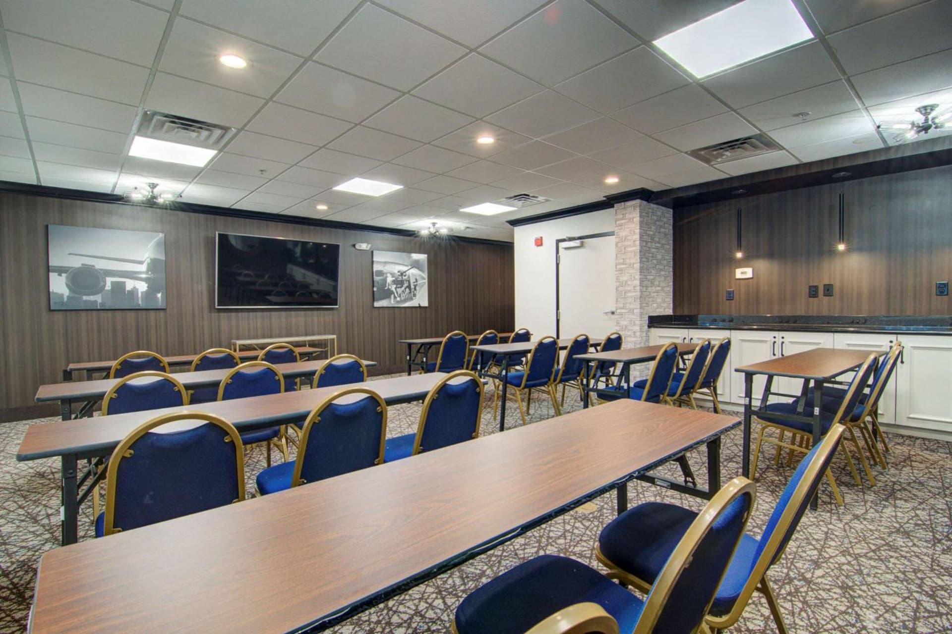 Comfort Suites Newport News Airport interior in Newport News, VA — gallery photo 2