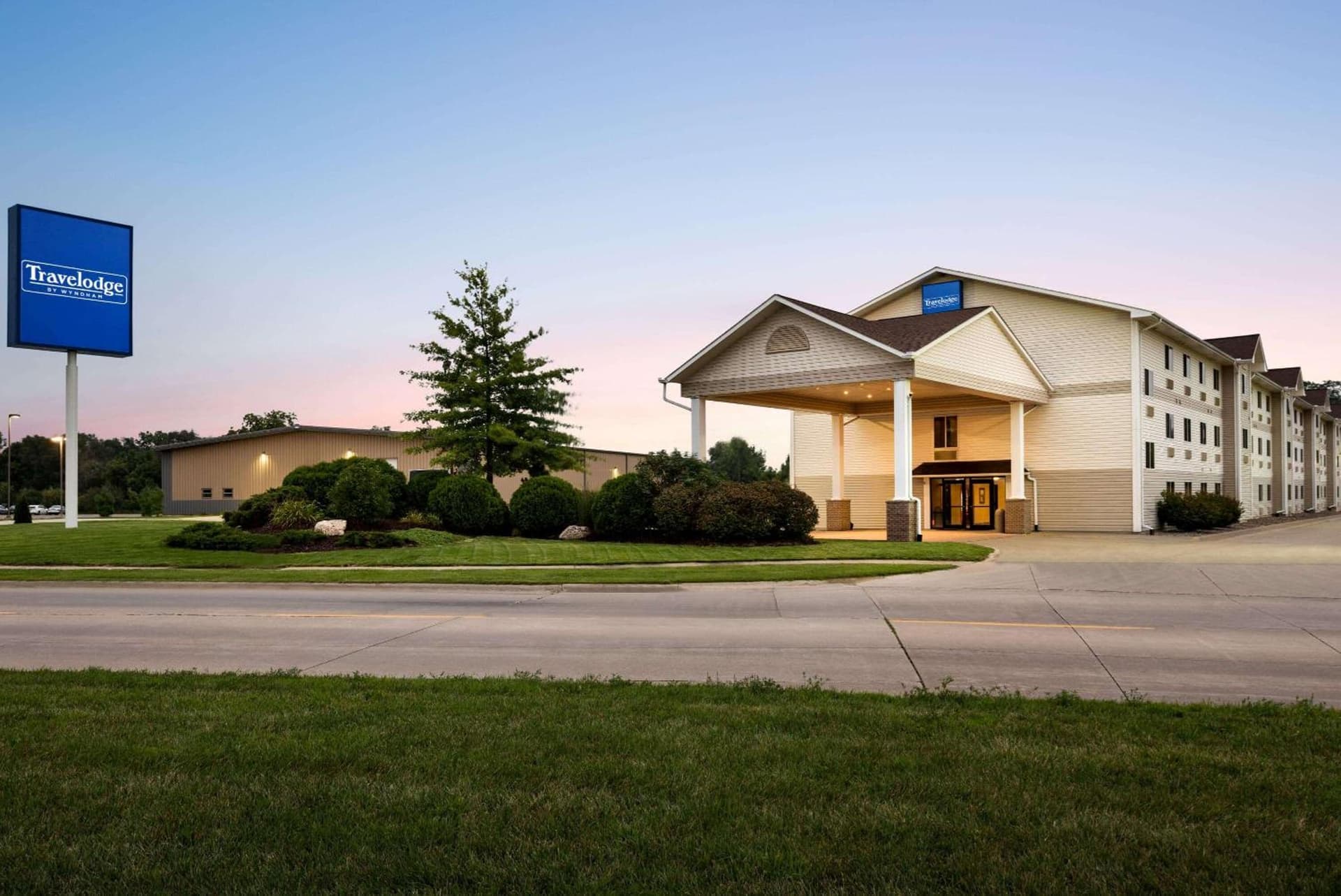 Travelodge by Wyndham Clinton Valley West Court property views in Clinton, IA — gallery photo 3
