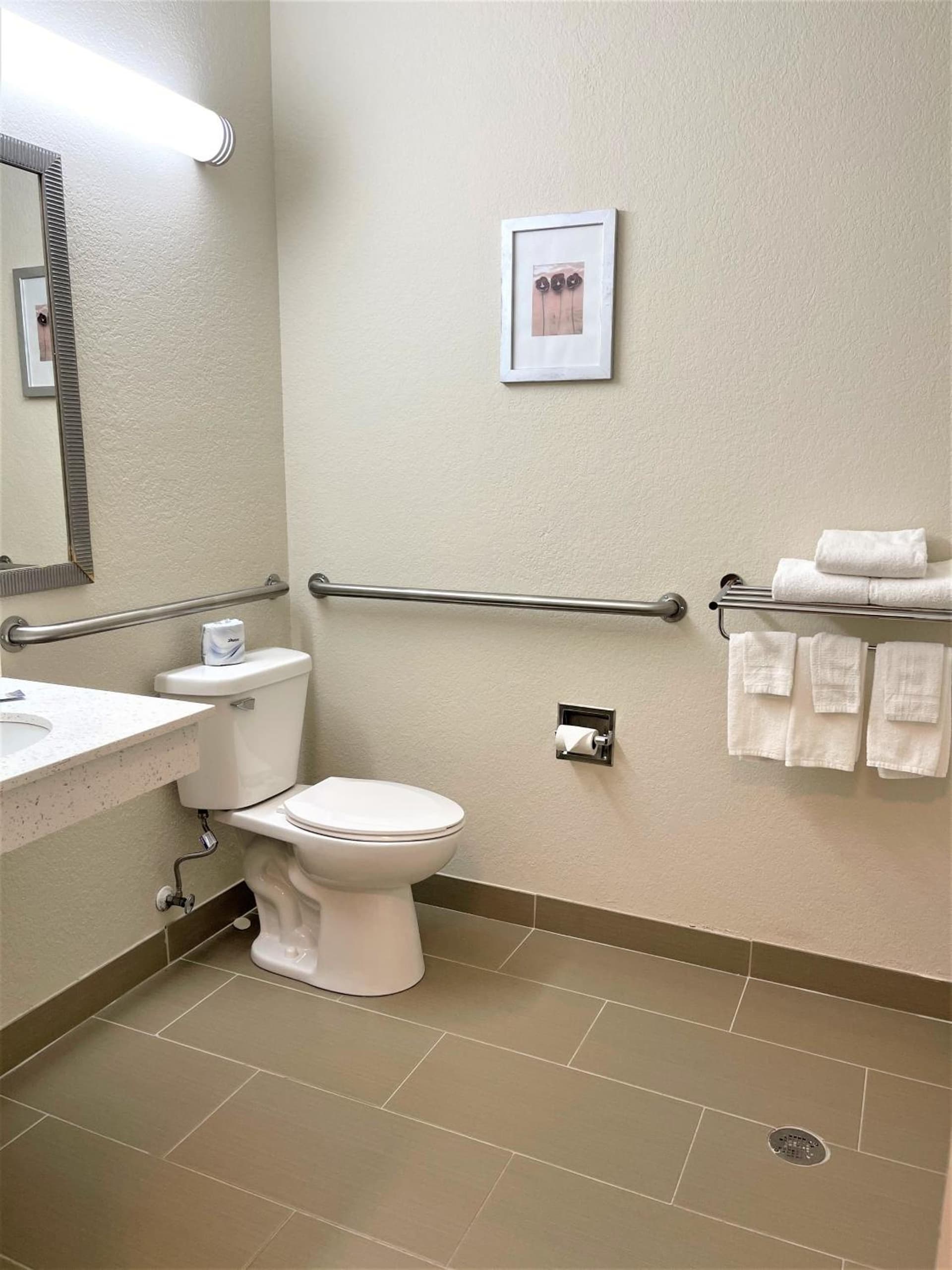Quality Inn & Suites gallery photo in Bay City, MI — image 44