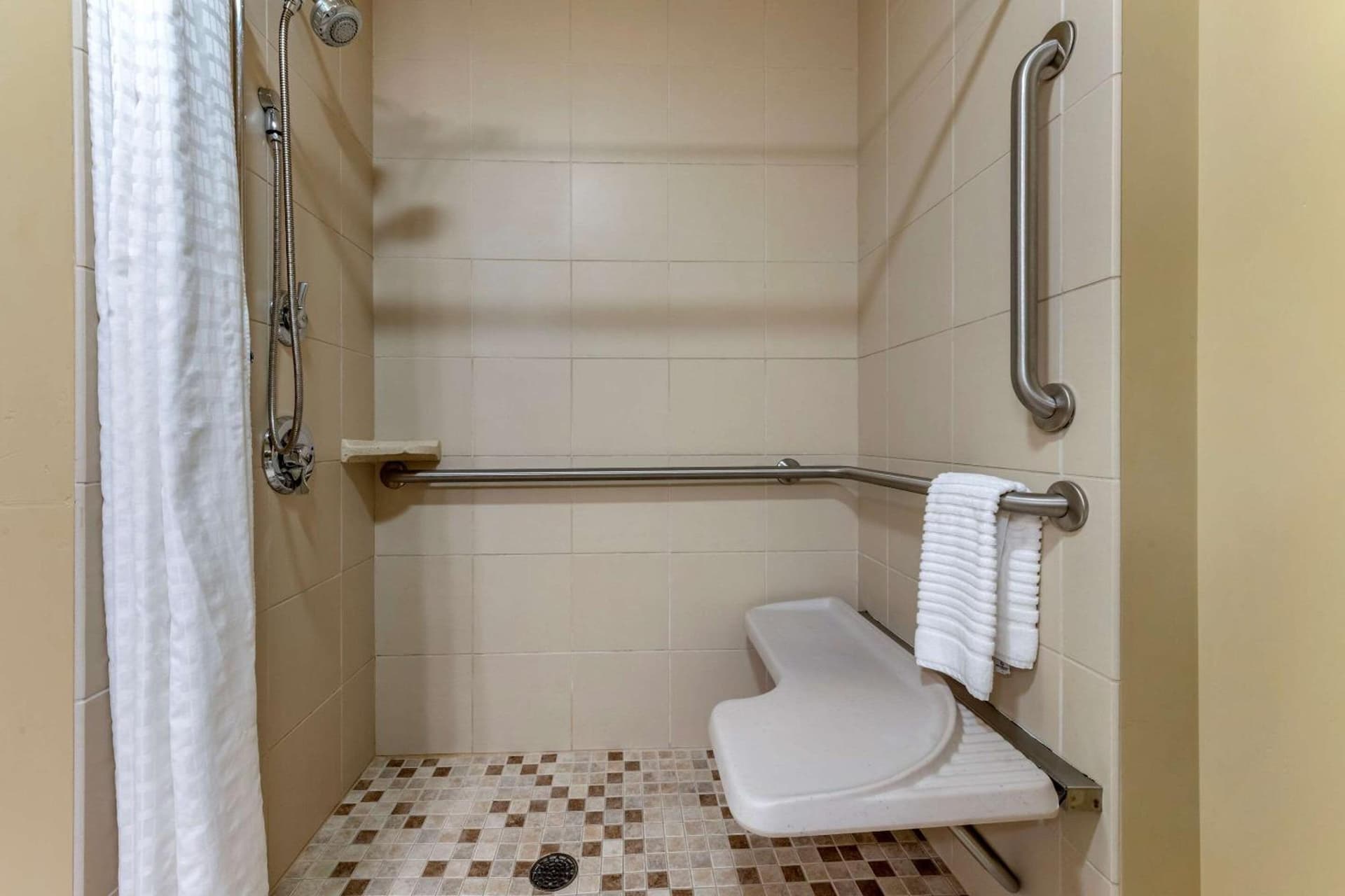 Comfort Inn & Suites Dover gallery photo in Dover, OH — image 31