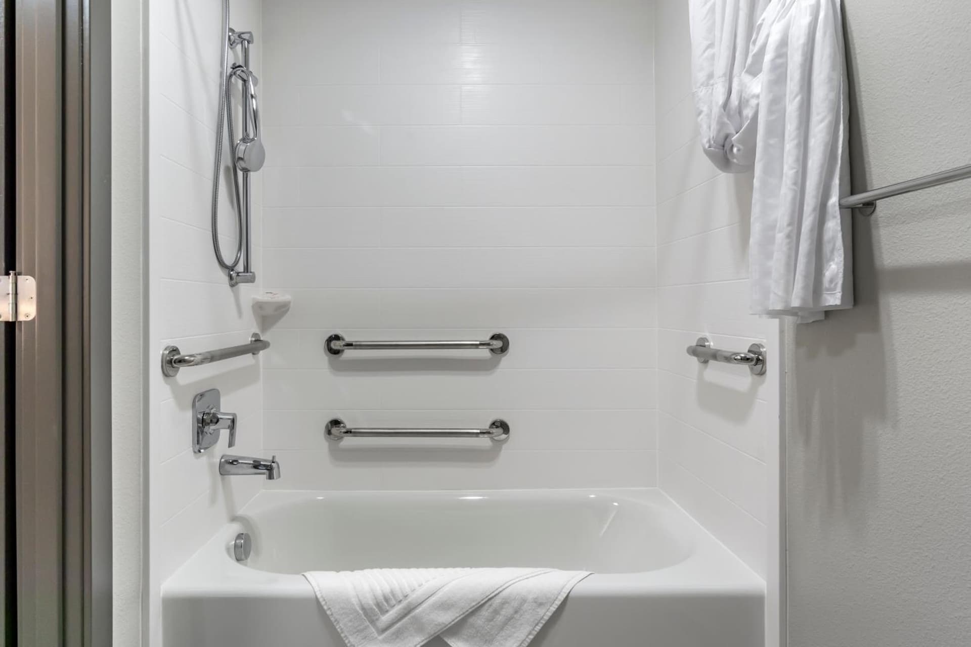 Comfort Inn & Suites Pacific - Auburn gallery photo in Auburn, WA — image 11
