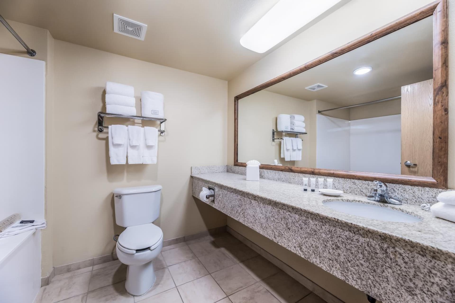 Red Lion Inn & Suites Goodyear Newly Renovated gallery photo in Goodyear, AZ — image 18