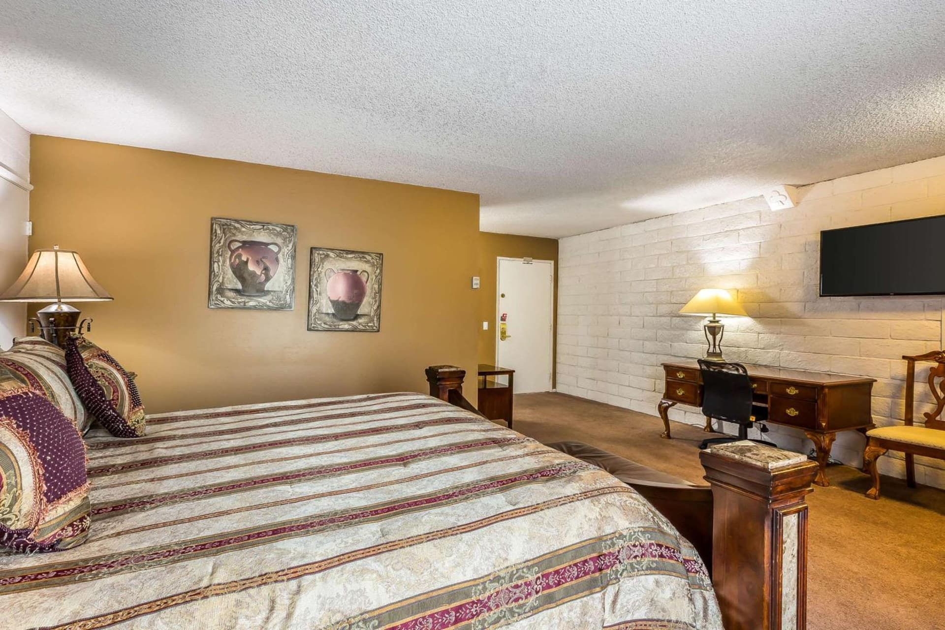 Econo Lodge Lake Elsinore Casino gallery photo in Lake Elsinore, CA — image 4