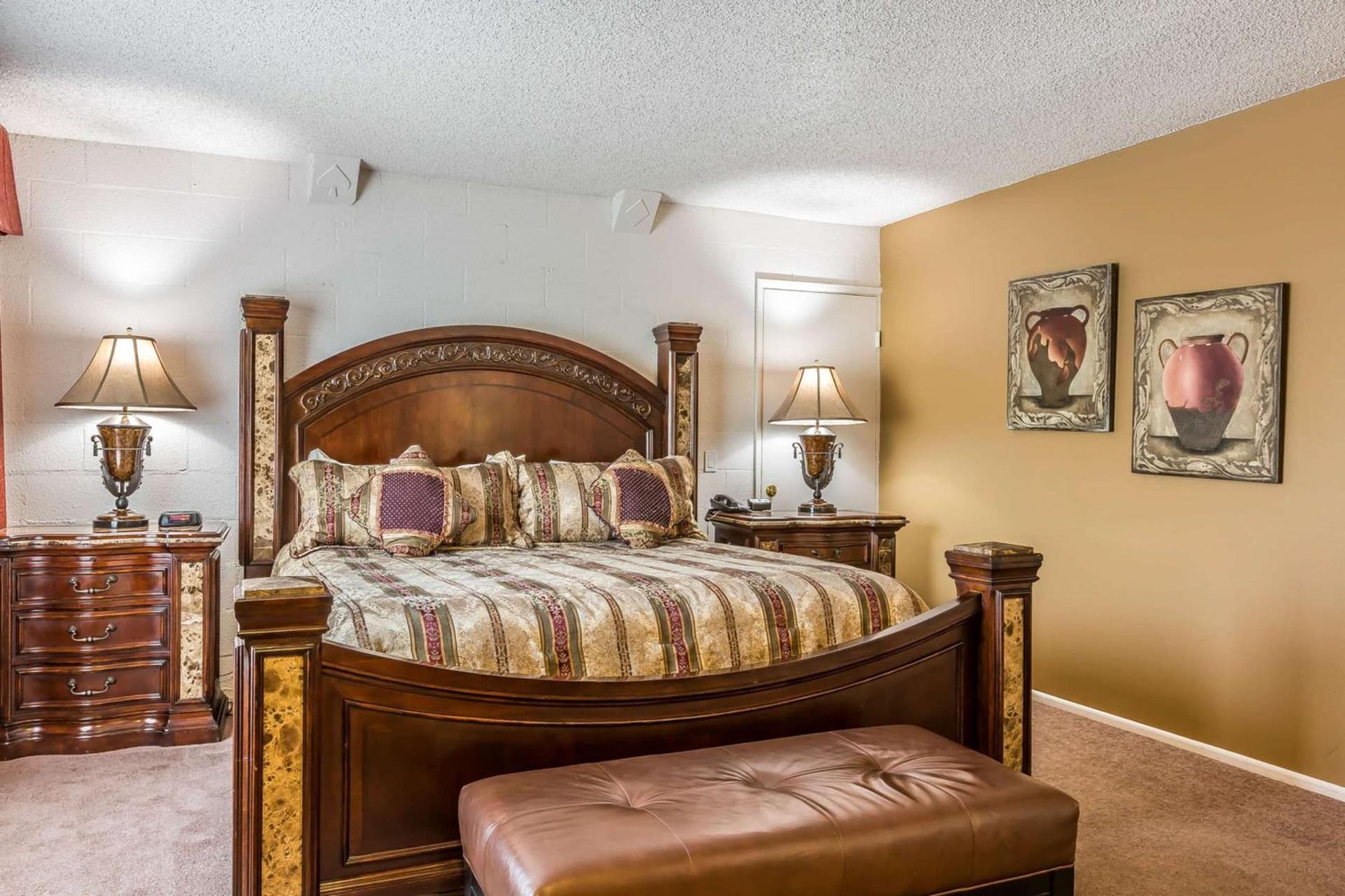 Econo Lodge Lake Elsinore Casino property views in Lake Elsinore, CA — gallery photo 3