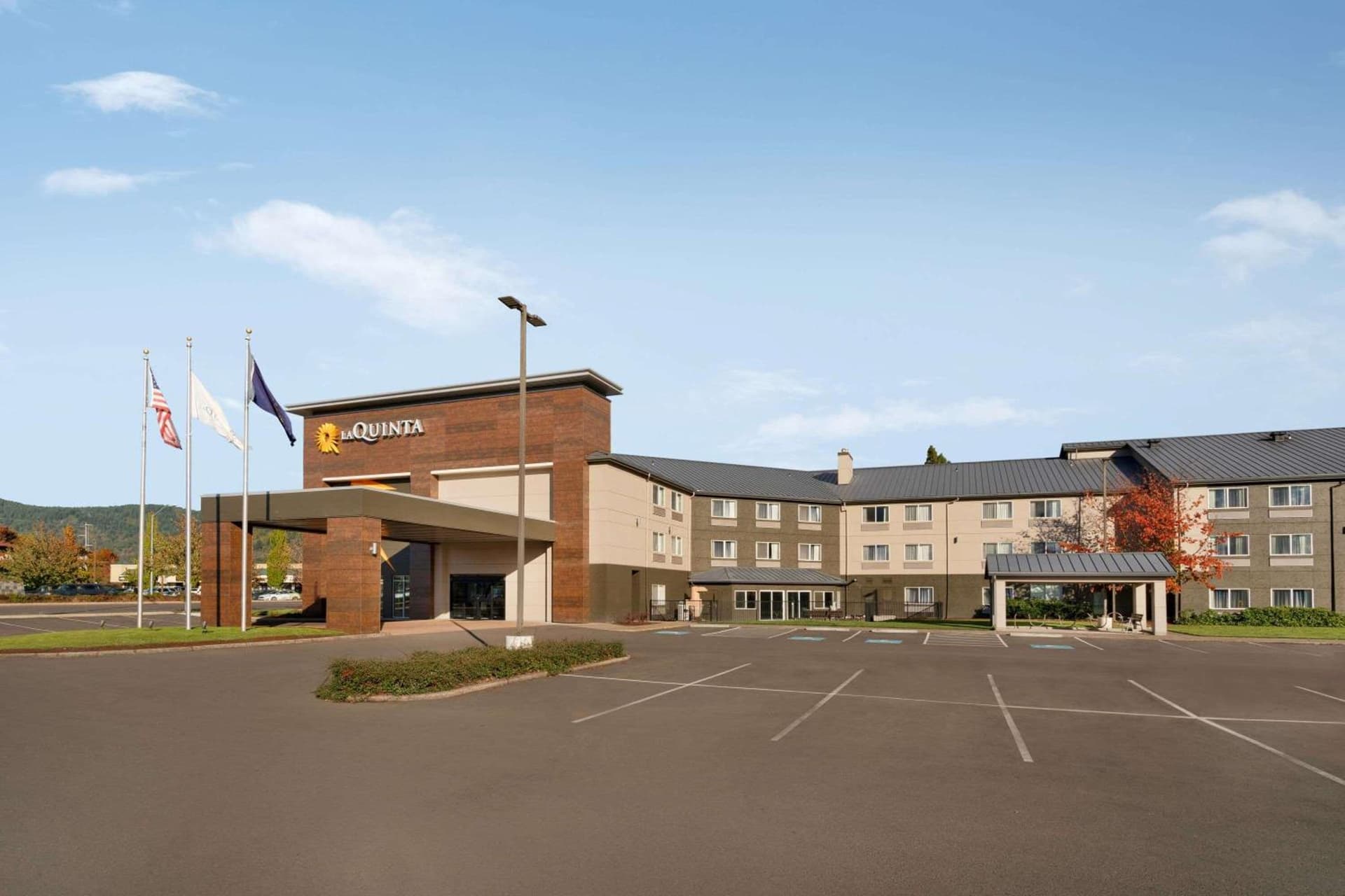 La Quinta Inn & Suites by Wyndham Springfield interior in Springfield, OR — gallery photo 2