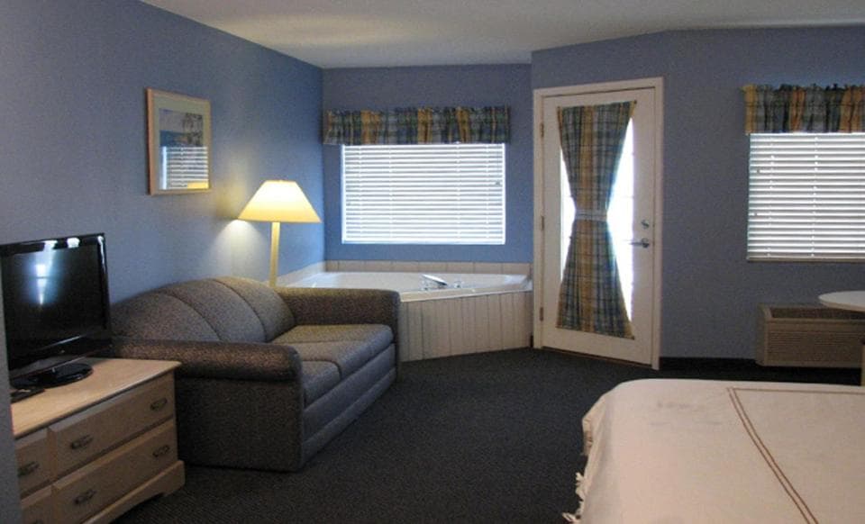 South Beach Resort Hotel property views in Marblehead, OH — gallery photo 3