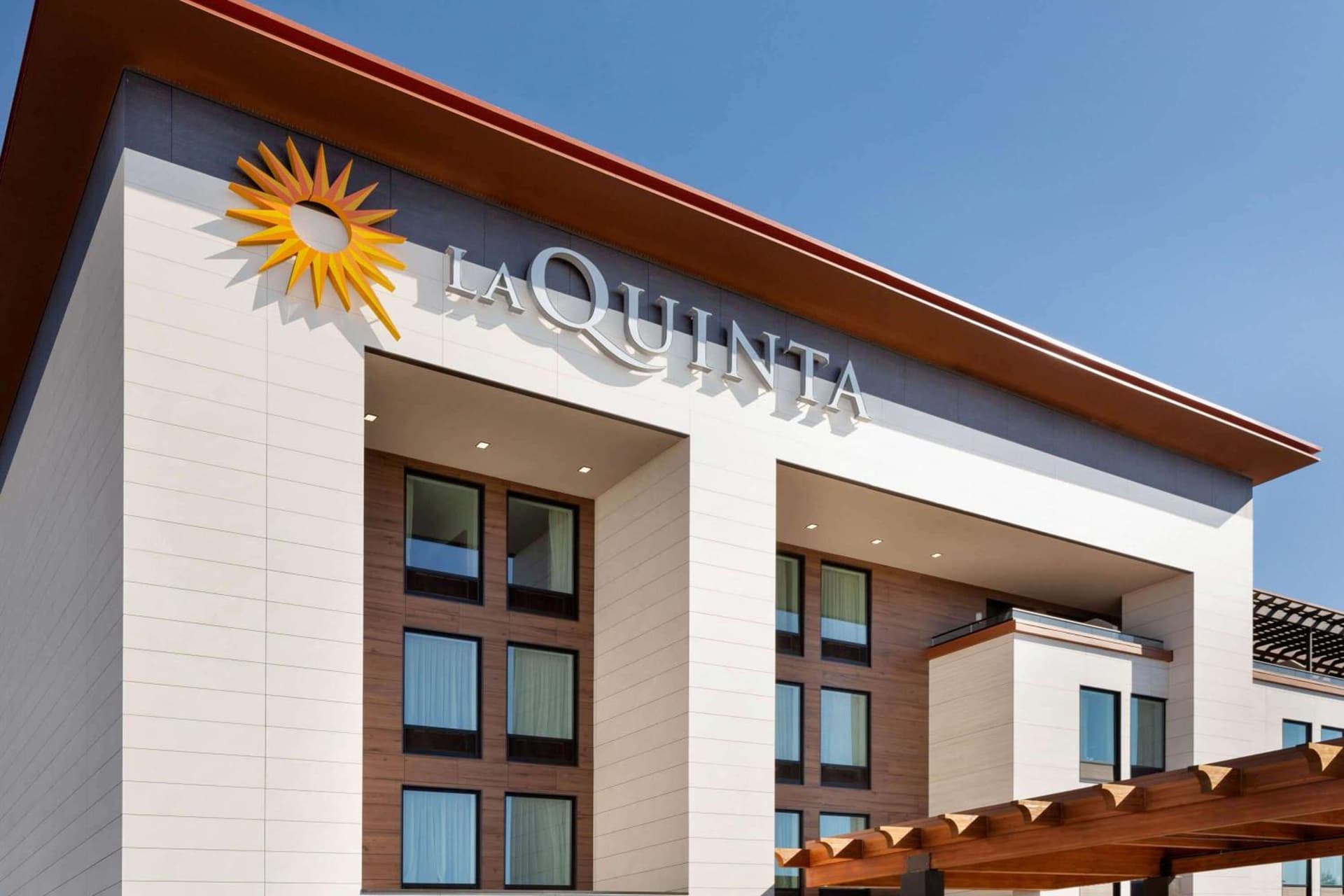La Quinta Inn & Suites by Wyndham Santa Rosa Sonoma interior in Santa Rosa, CA — gallery photo 2