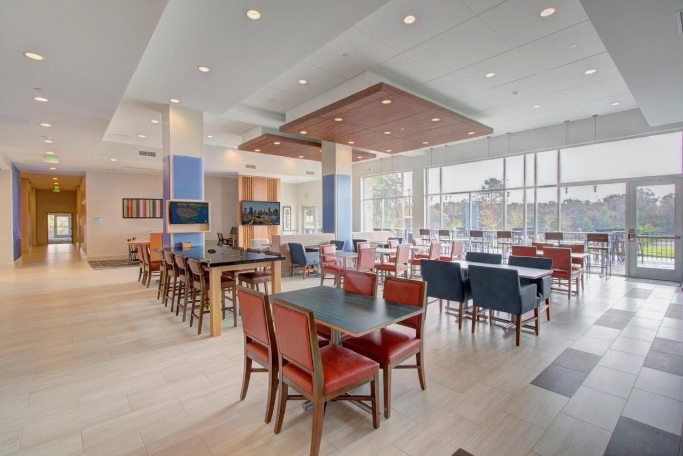 Holiday Inn Express & Suites Charlotte Southwest by IHG interior in Charlotte, NC — gallery photo 2