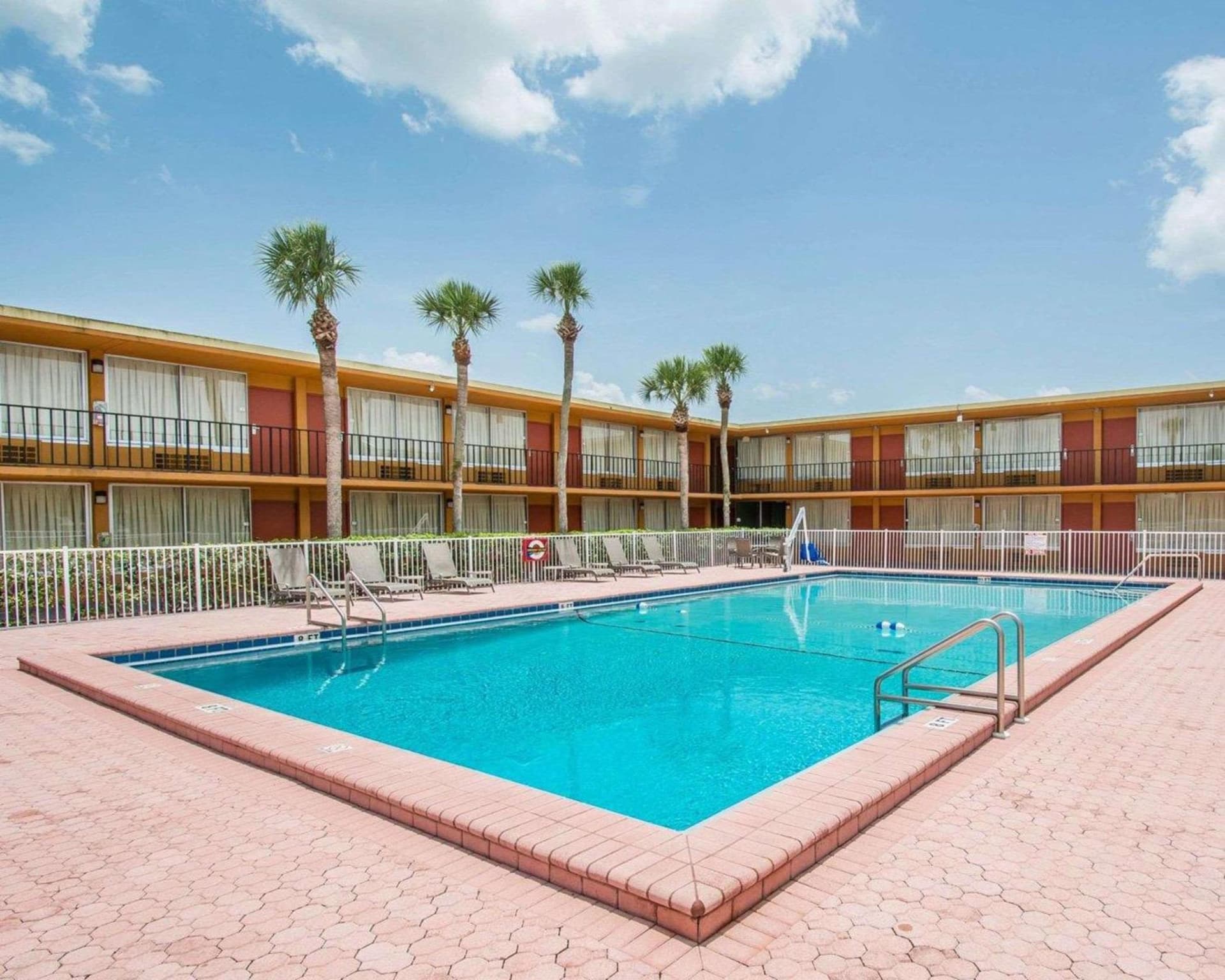 Sunset Palm Hotel property views in Davenport, FL — gallery photo 3