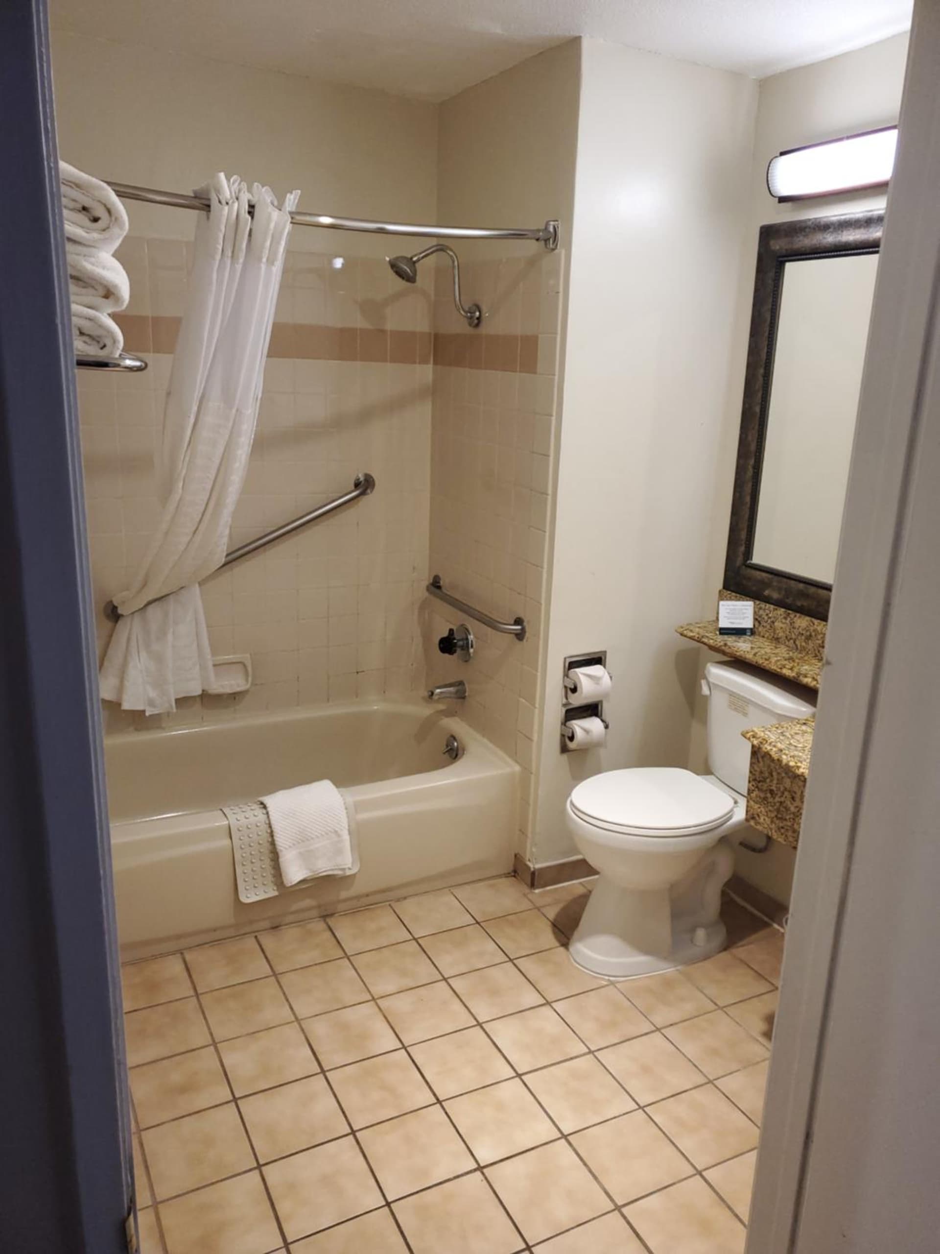 Quality Inn & Suites Los Angeles Airport - Stadium District gallery photo in Inglewood, CA — image 22